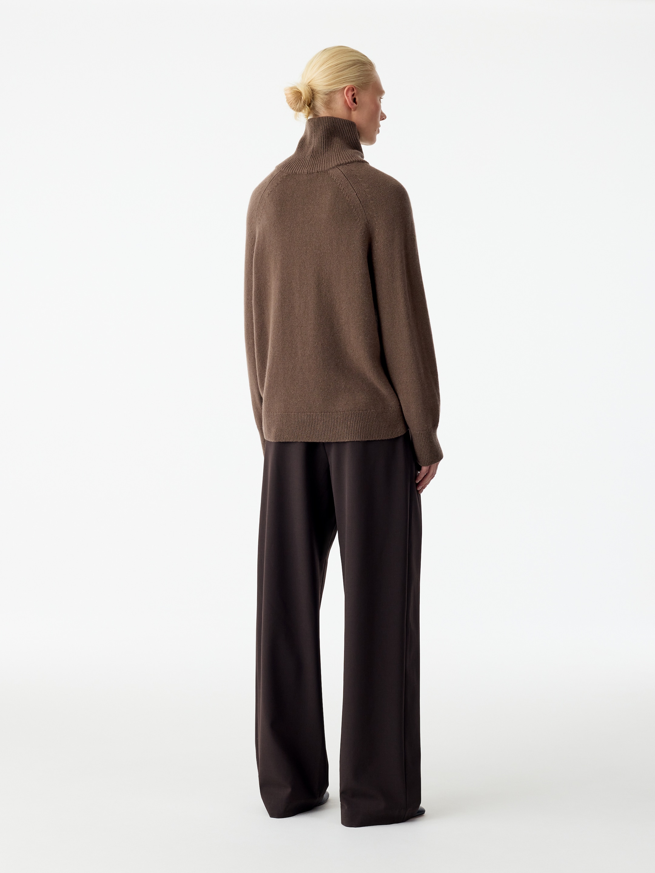 Pure Cashmere Roll-Neck Jumper - Dark Mole - Loose fit - women - StillMedia/Lookbook - 7