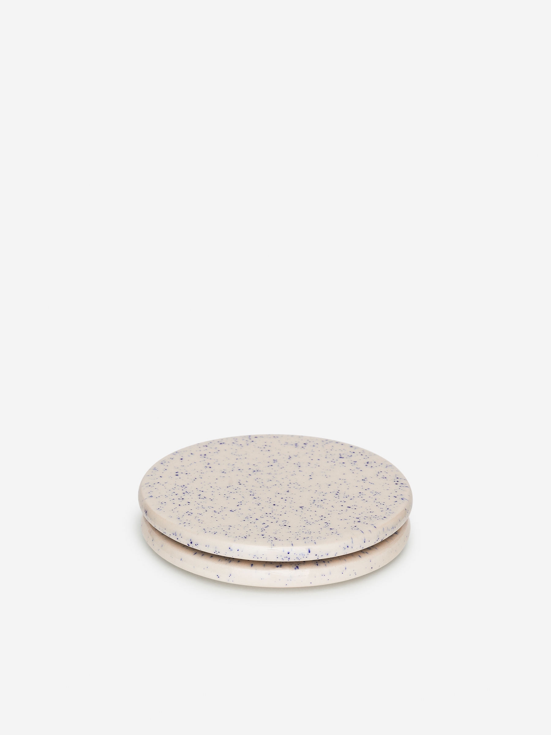 Untersetzer aus Steingut, 2er-Set - Cremeweiß/Sprenkel in Blau - Haushaltswaren - StillMedia/DescriptiveStillLife - 2