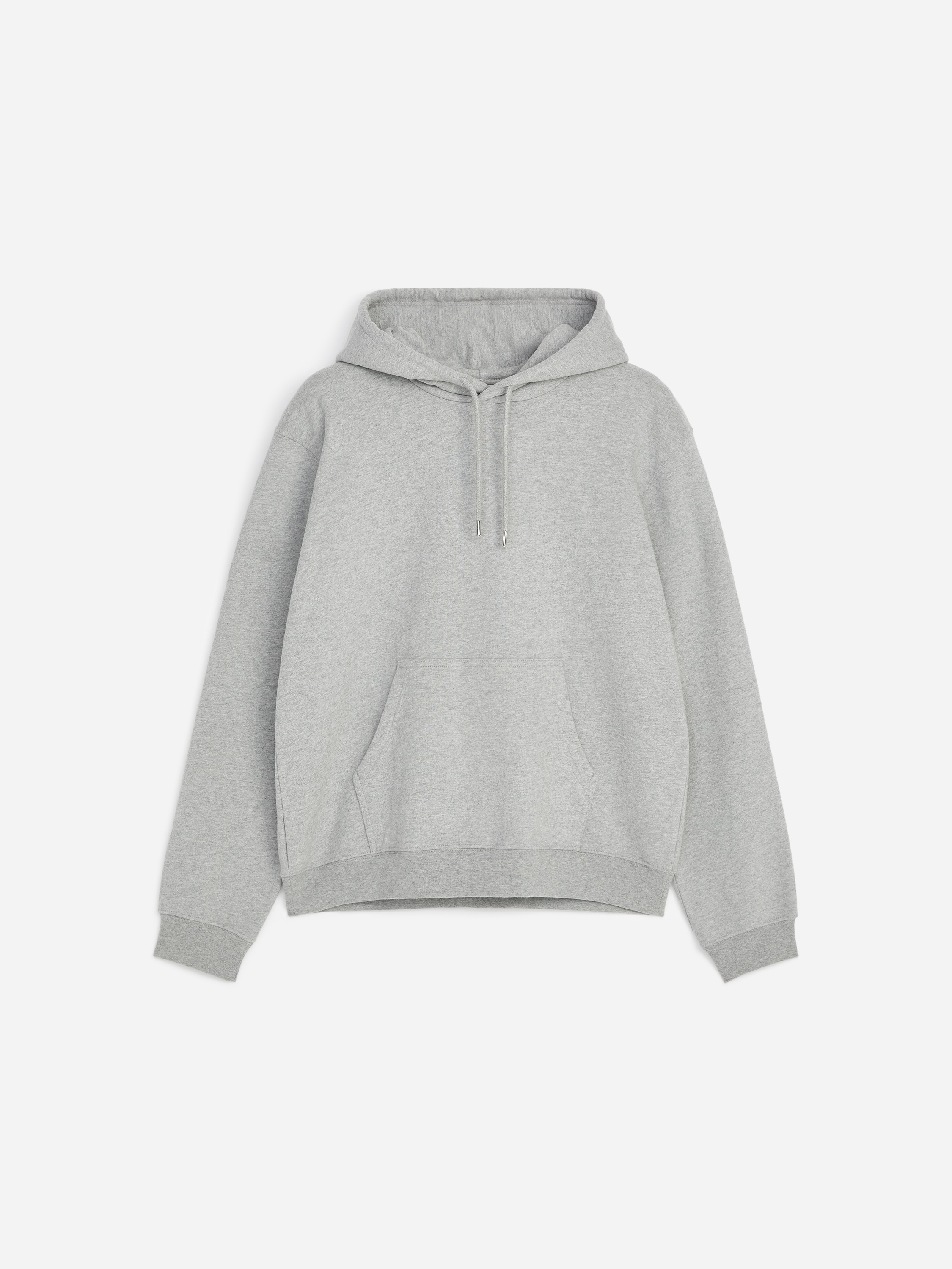 Ein hellgrauer Hoodie mit Kordelzug, aufgesetzter KÃ¤ngurutasche und RippbÃ¼ndchen wird vom Model getragen. Das Sweatshirt in regulÃ¤rer Passform wird Ã¼ber einem weiÃen T-Shirt getragen und mit dunklen Hosen kombiniert.