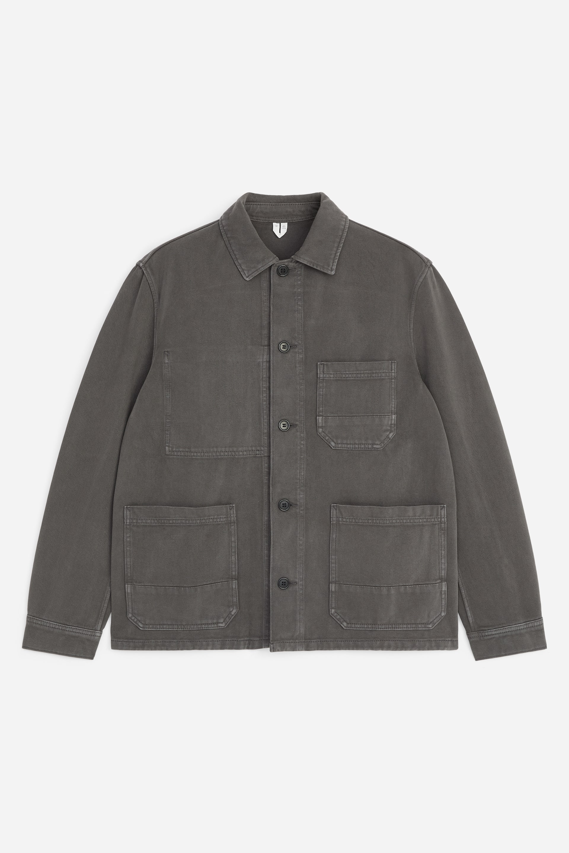 Größeres Bild ansehen: Ein dunkelgraues Overshirt aus gebürstetem Baumwoll-Twill wird von vorne präsentiert, mit einer leicht kastigen Passform und einem spitzen Kragen. Es ist mit einer Knopfleiste vorne, einer einzelnen aufgesetzten Tasche auf der linken Brust, zwei großen aufgesetzten Taschen auf der unteren Vorderseite sowie Knopfverschlüssen an der vorderen Leiste und den Manschetten gestaltet.