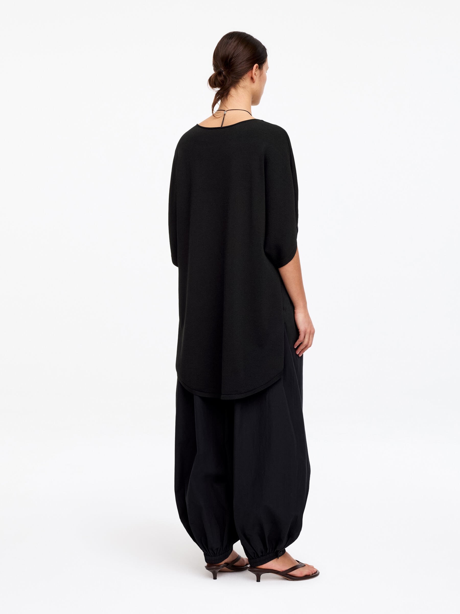 Rounded Hem Top - Black - Loose fit - Women - StillMedia/Lookbook - 4