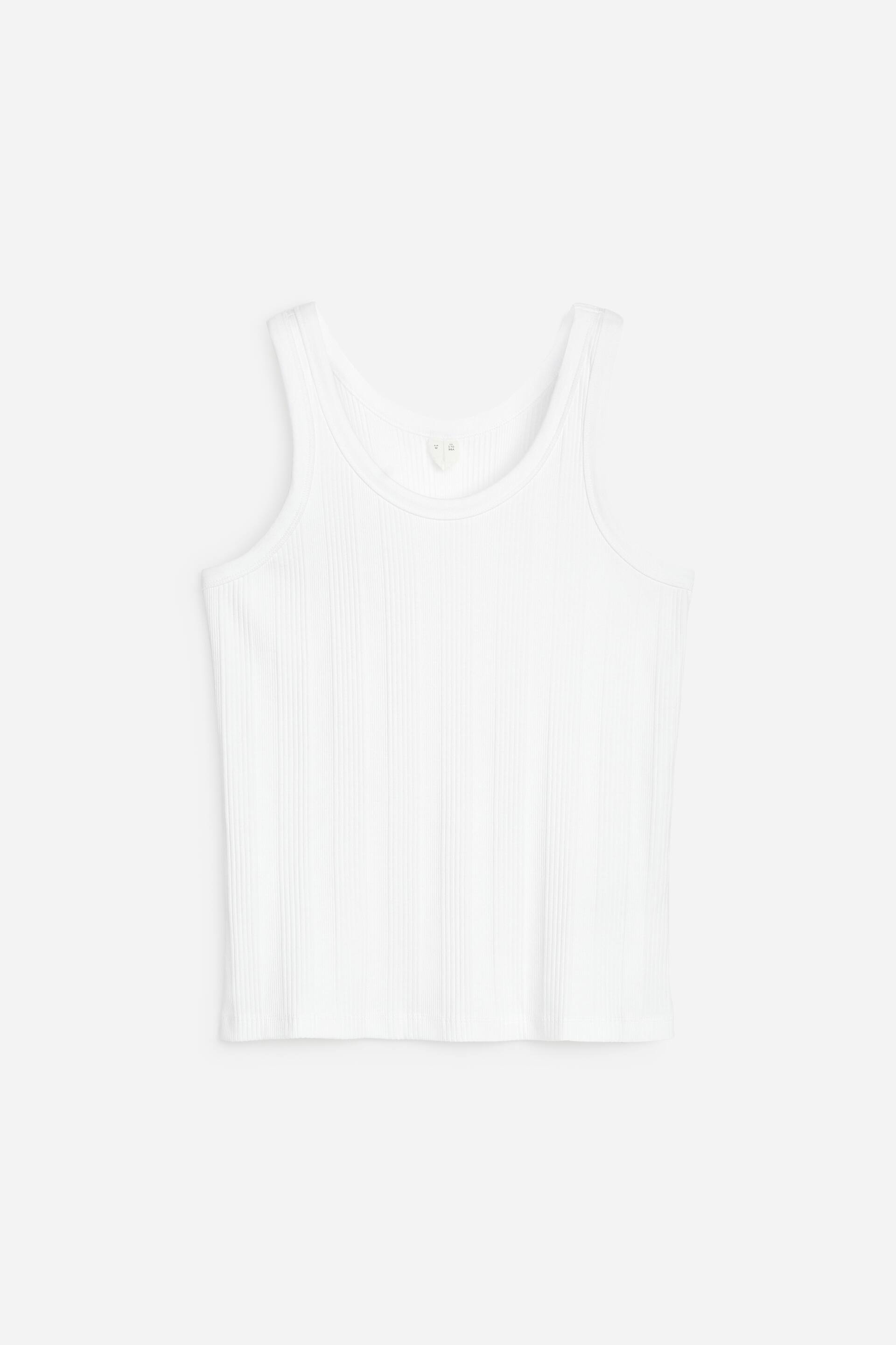 Visualizza l'immagine ingrandita: Un top bianco a coste presenta il suo davanti, caratterizzato da uno scollo rotondo, ampie spalline e una texture a maglia verticale a coste.