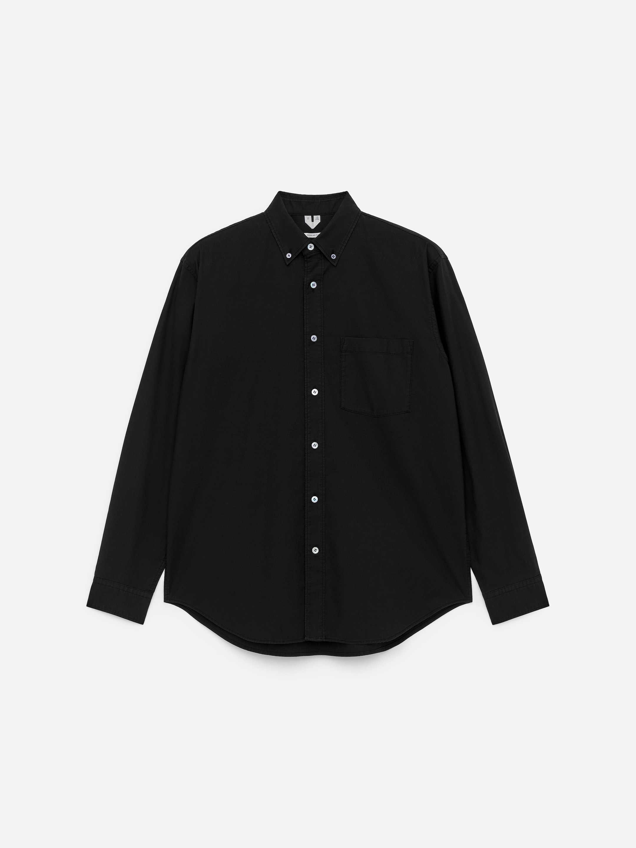 Ver imagen más grande: Una camisa teñida de negro presenta su vista frontal. La camisa está hecha de un tejido Oxford de algodón, con un estilo relajado, un cuello abotonado, un único bolsillo en el pecho, puños con botones, un dobladillo curvado y botones de nácar blanco.