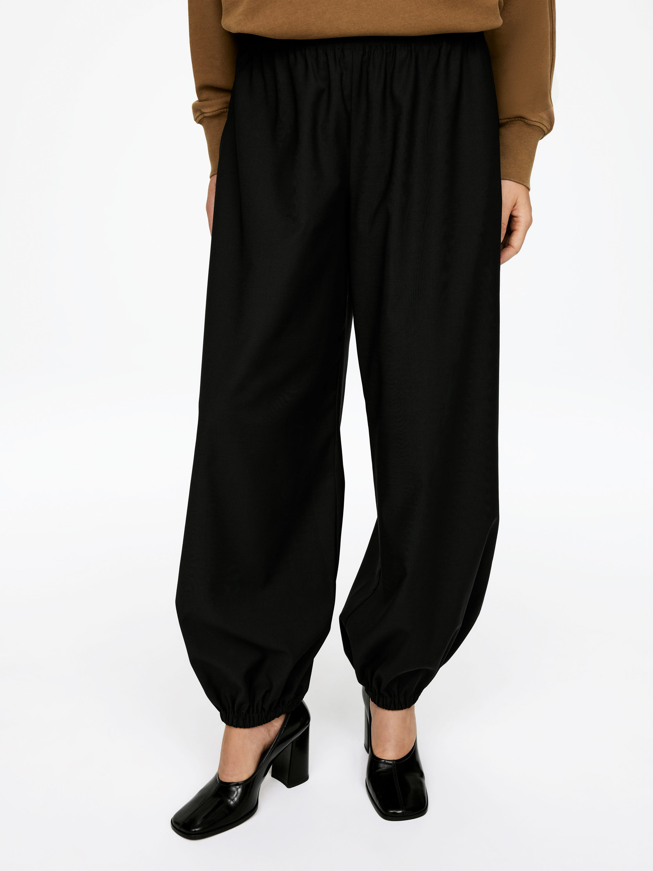Barrel-Leg Trousers - Black - Relaxed fit - Women - StillMedia/Lookbook - 5