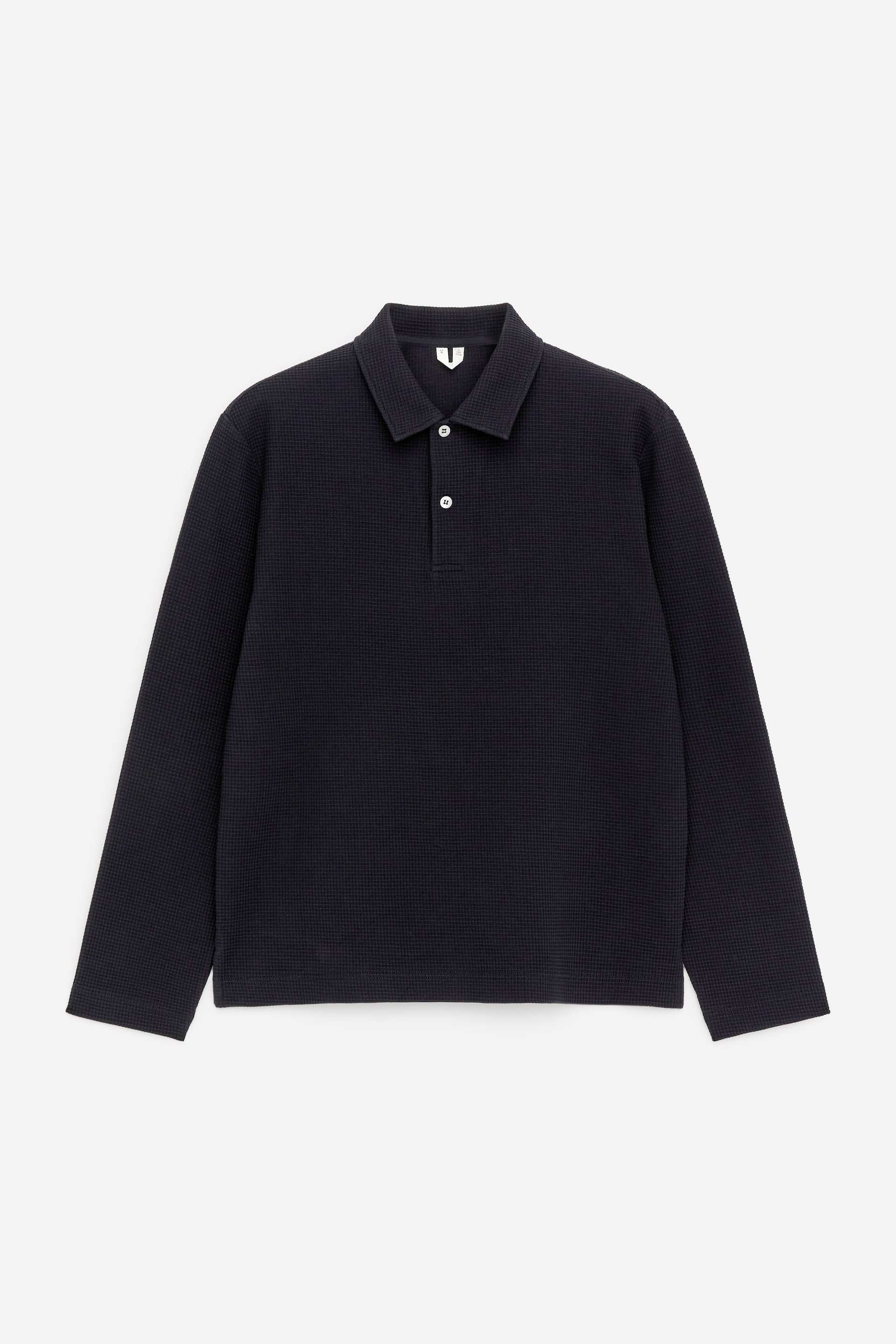 Visualizza l'immagine ingrandita: Vista FRONTALE di una polo a maniche lunghe blu scuro, caratterizzata da una texture a maglia waffle. È progettata con un colletto polo e un'allacciatura a due bottoni, con bottoni bianchi.