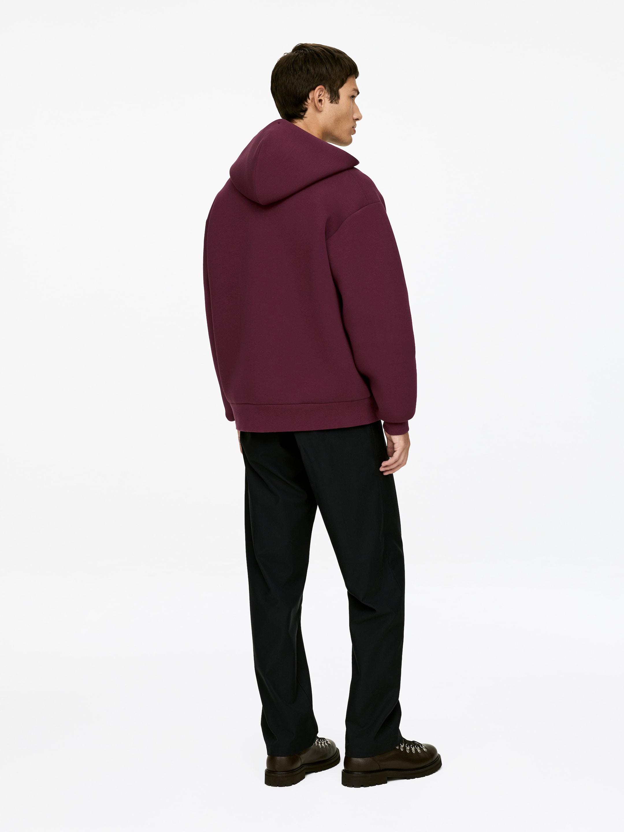 Ver imagen más grande: Se presenta una sudadera con capucha de color burdeos oscuro y tamaño extragrande desde un ángulo posterior, con un ajuste relajado y tejido estructurado.