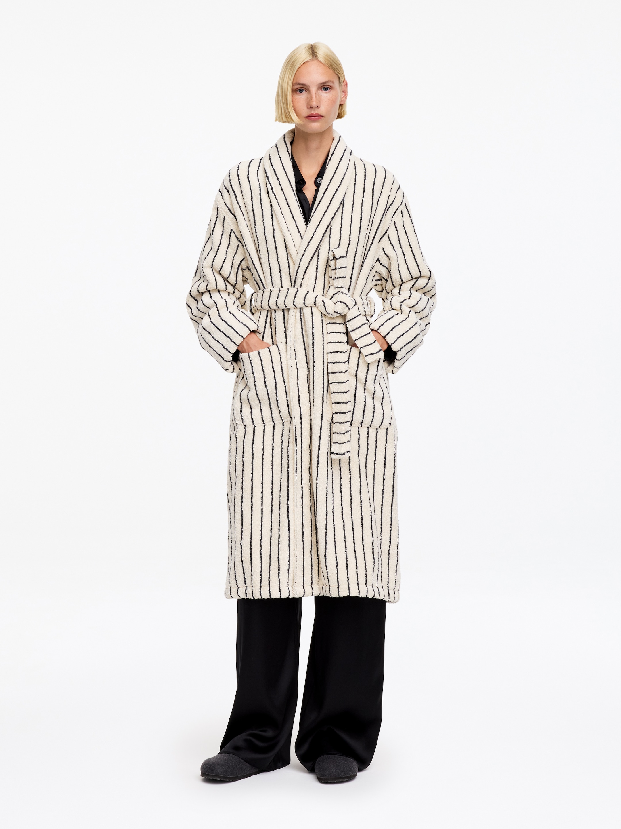 Klassisk morgonrock i bomullsfrotté - Off-white/svart - Women - StillMedia/Lookbook - 23