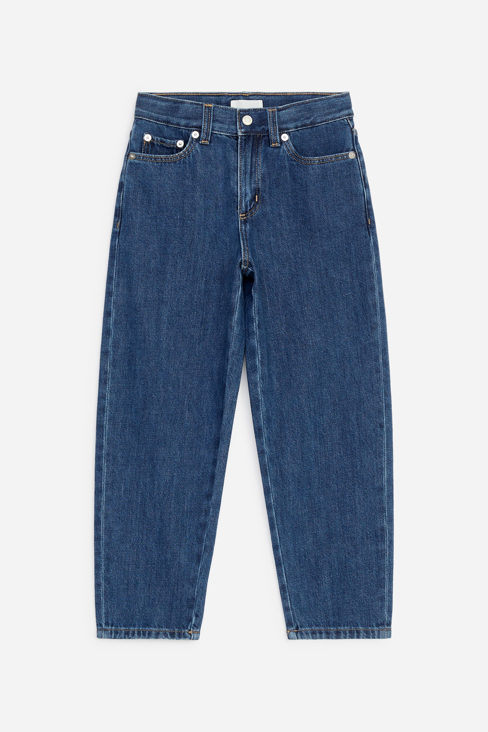 Ver imagen más grande: Estos vaqueros de denim azul de lavado medio están vistos de frente, con un diseño clásico de cinco bolsillos y pespuntes en contraste de color naranja. Los vaqueros presentan una silueta recta, trabillas para el cinturón y un cierre de botón en tono plateado en la cintura.