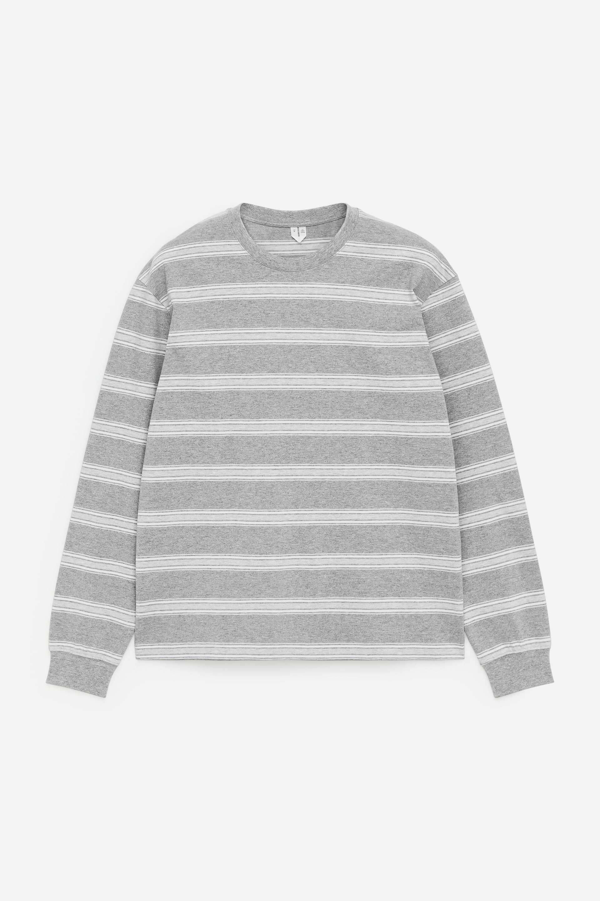 Grotere afbeelding bekijken: Een T-shirt met lange mouwen toont zijn voorkant, met een grijze basis en horizontale witte strepen van verschillende breedtes. Het is ontworpen met een ronde hals en ribgebreide boorden aan de halslijn en manchetten, en heeft een ontspannen pasvorm.