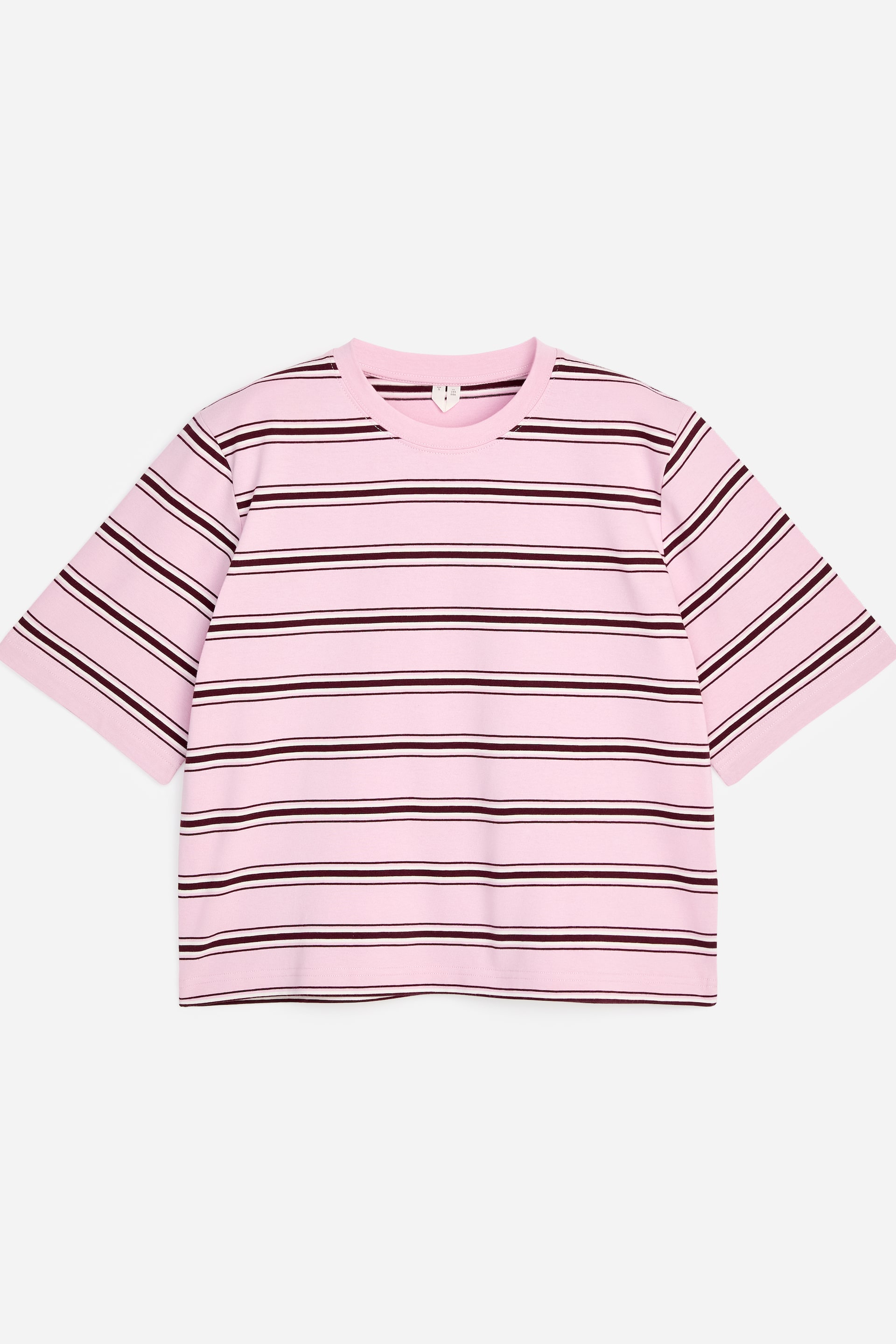 Grotere afbeelding bekijken: Een roze t-shirt met horizontale bruine en dunne witte strepen wordt van voren getoond. Het heeft een geribbelde ronde hals, verlaagde schouders, verlengde korte mouwen en een licht cropped, boxy pasvorm.