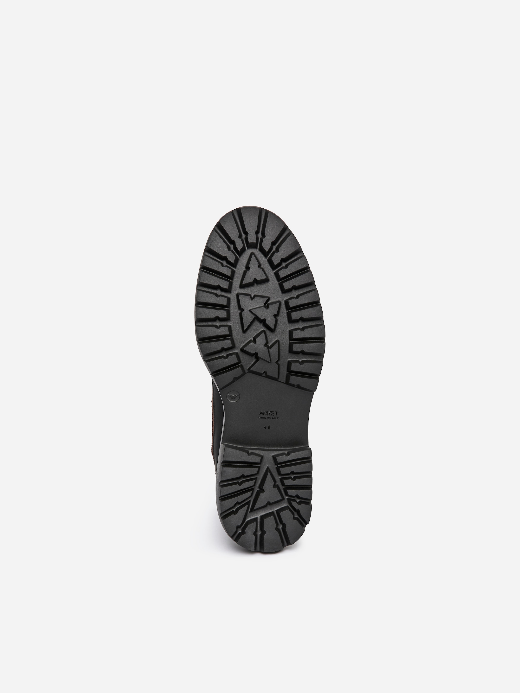 Ver imagen más grande: La suela inferior de un zapato negro se muestra, con un patrón de banda de rodadura rugosa y profundamente acanalada. La marca "ARKET," "MADE IN ITALY," y la talla "40" están impresas en el arco.