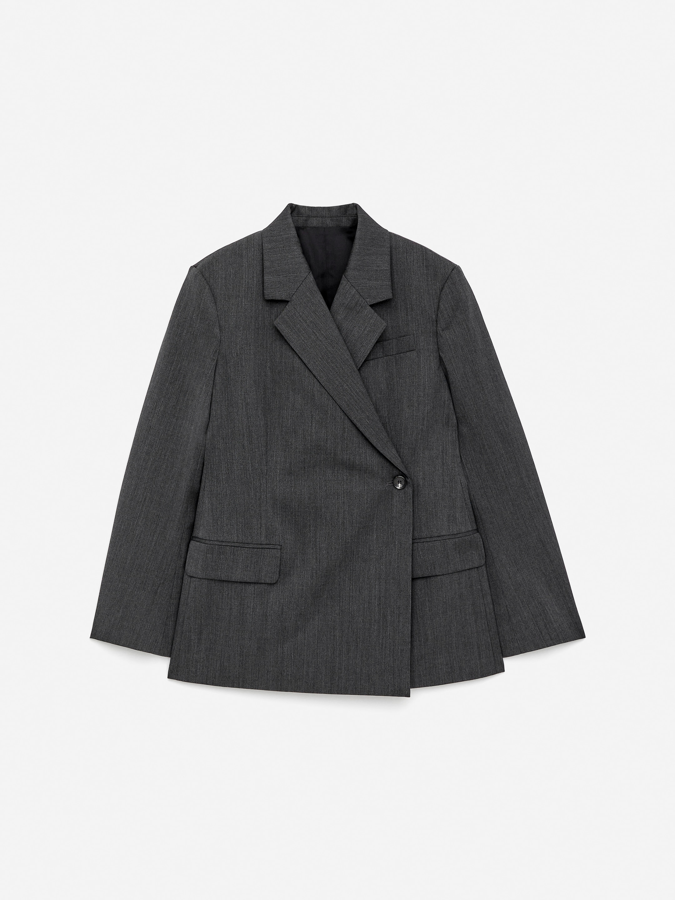 Visualizza immagine più grande: Un blazer avvolgente su misura viene presentato FRONT, realizzato in lana grigio scuro con una trama leggermente testurizzata. Presenta revers a tacca, una chiusura a un bottone, un taschino sul petto e due tasche con patta inferiori, con spacchi a cucitura a pannello visibili sui lati.
