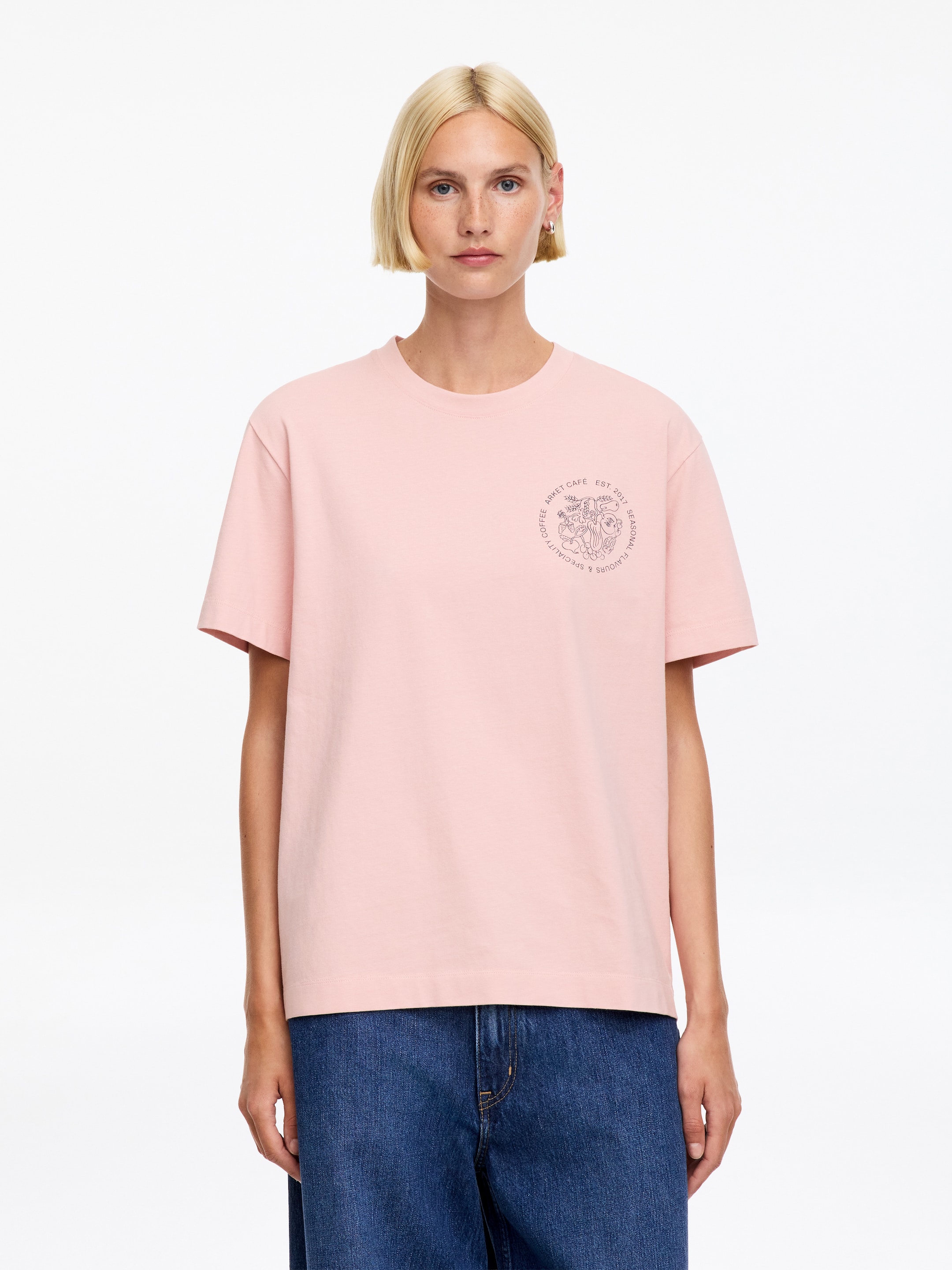 T-shirt z nadrukiem ARKET CAFÉ - Różowy - Luźny fason - Café - StillMedia/Lookbook - 6