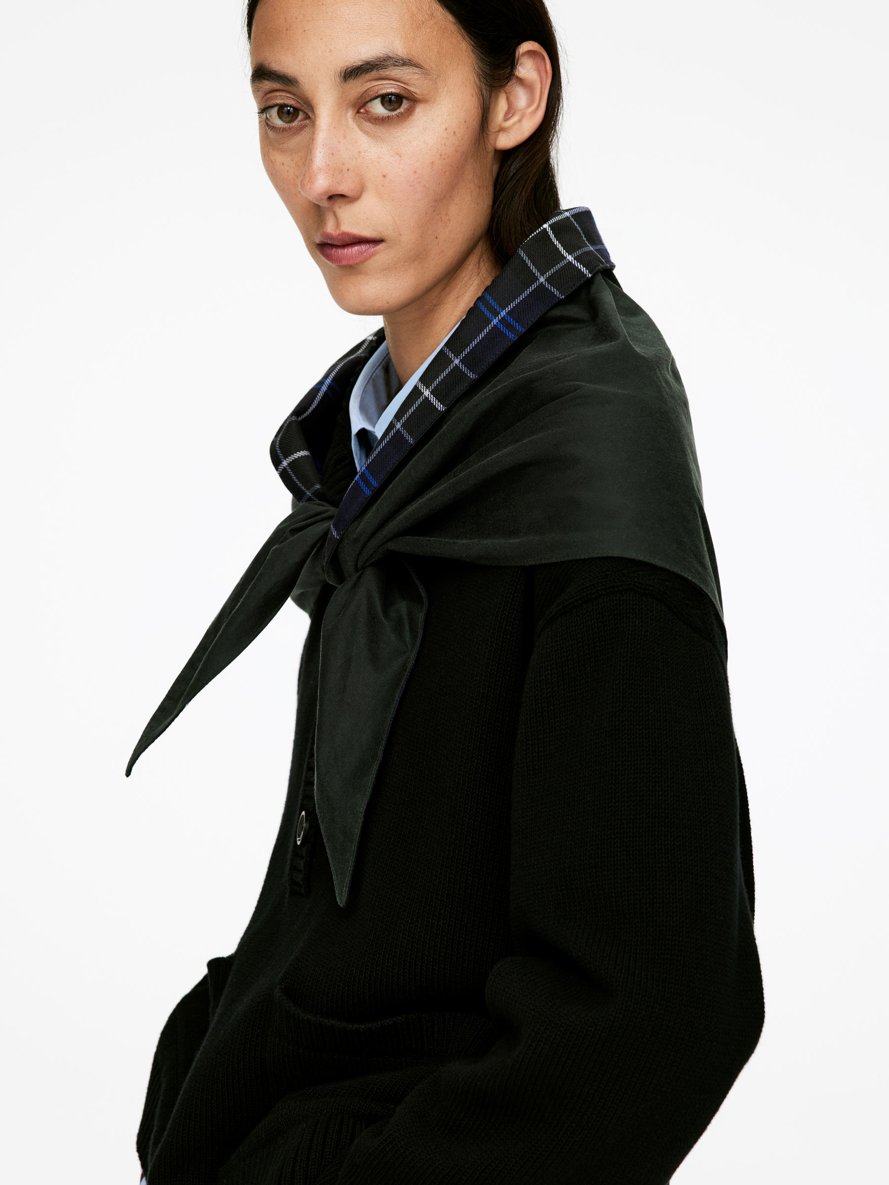 ARKET and Barbour Waxed Cotton Scarf - Dark Green - Women - StillMedia/Lookbook - 5