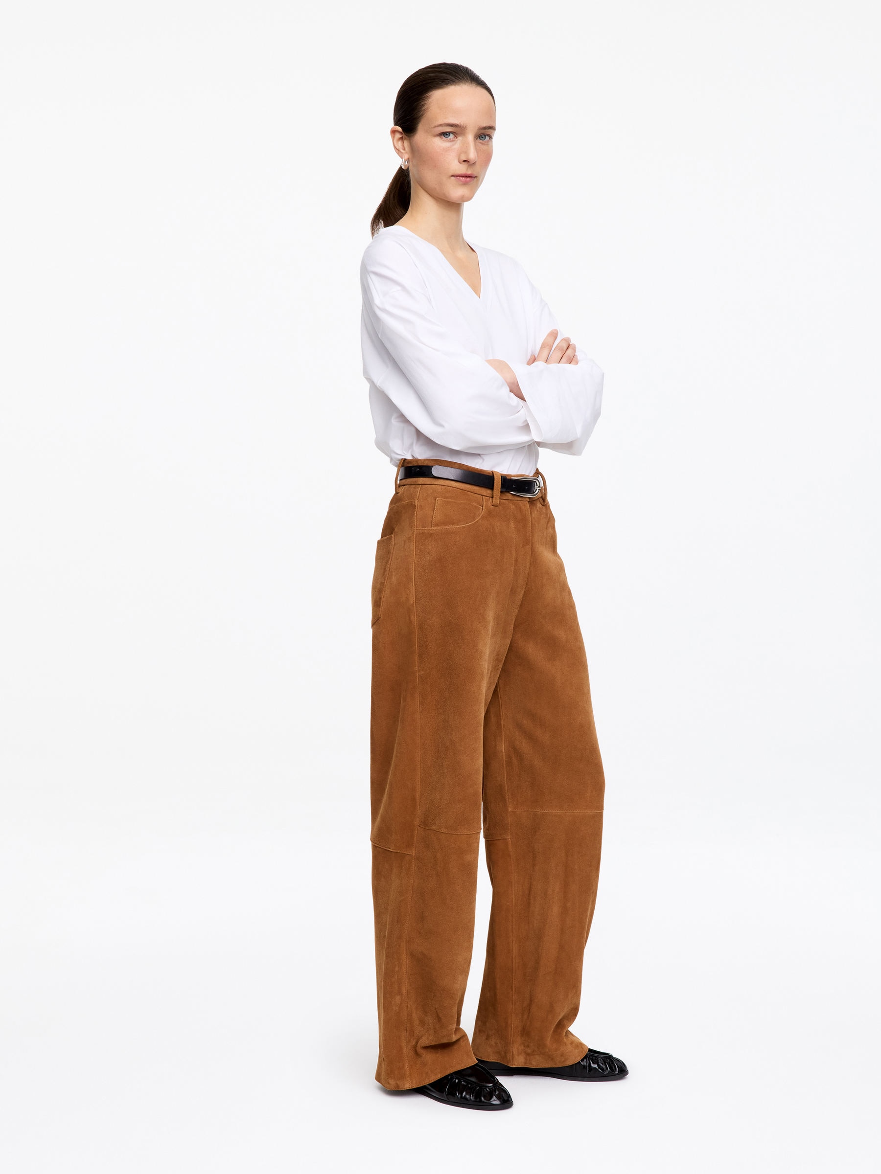 Pantalon décontracté en daim - Marron terre - Relaxed fit - Femme - StillMedia/Lookbook - 10
