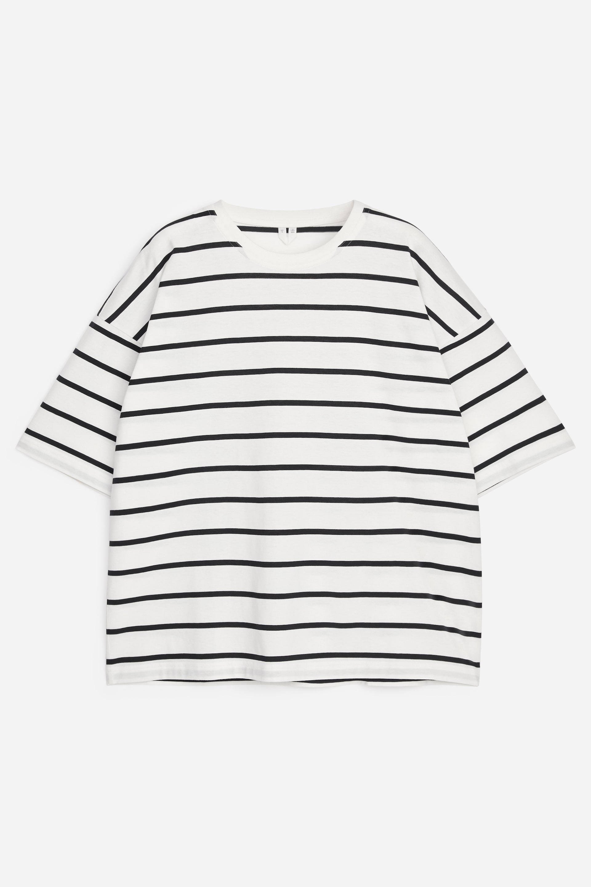 Grotere afbeelding bekijken: Een witte oversized T-shirt met horizontale zwarte strepen toont zijn voorkant, met verlaagde schouders, iets langere korte mouwen en een geribde ronde hals.