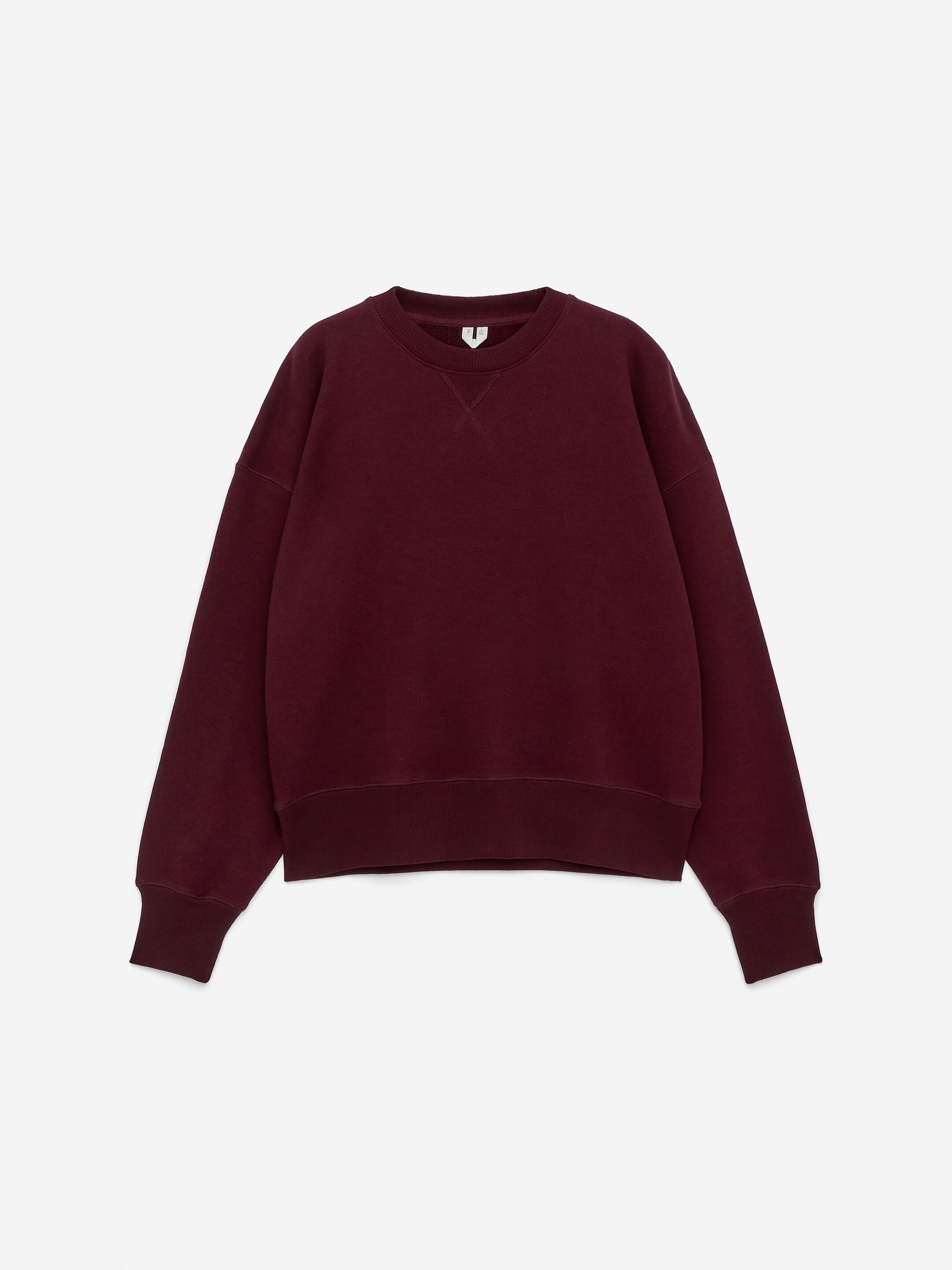 Größeres Bild anzeigen: Ein dunkelrotes Sweatshirt wird von vorne präsentiert, mit einer lockeren Passform und überschnittenen Schultern, einem gerippten Rundhalsausschnitt mit V-Naht-Detail sowie gerippten Bündchen und Saum.
