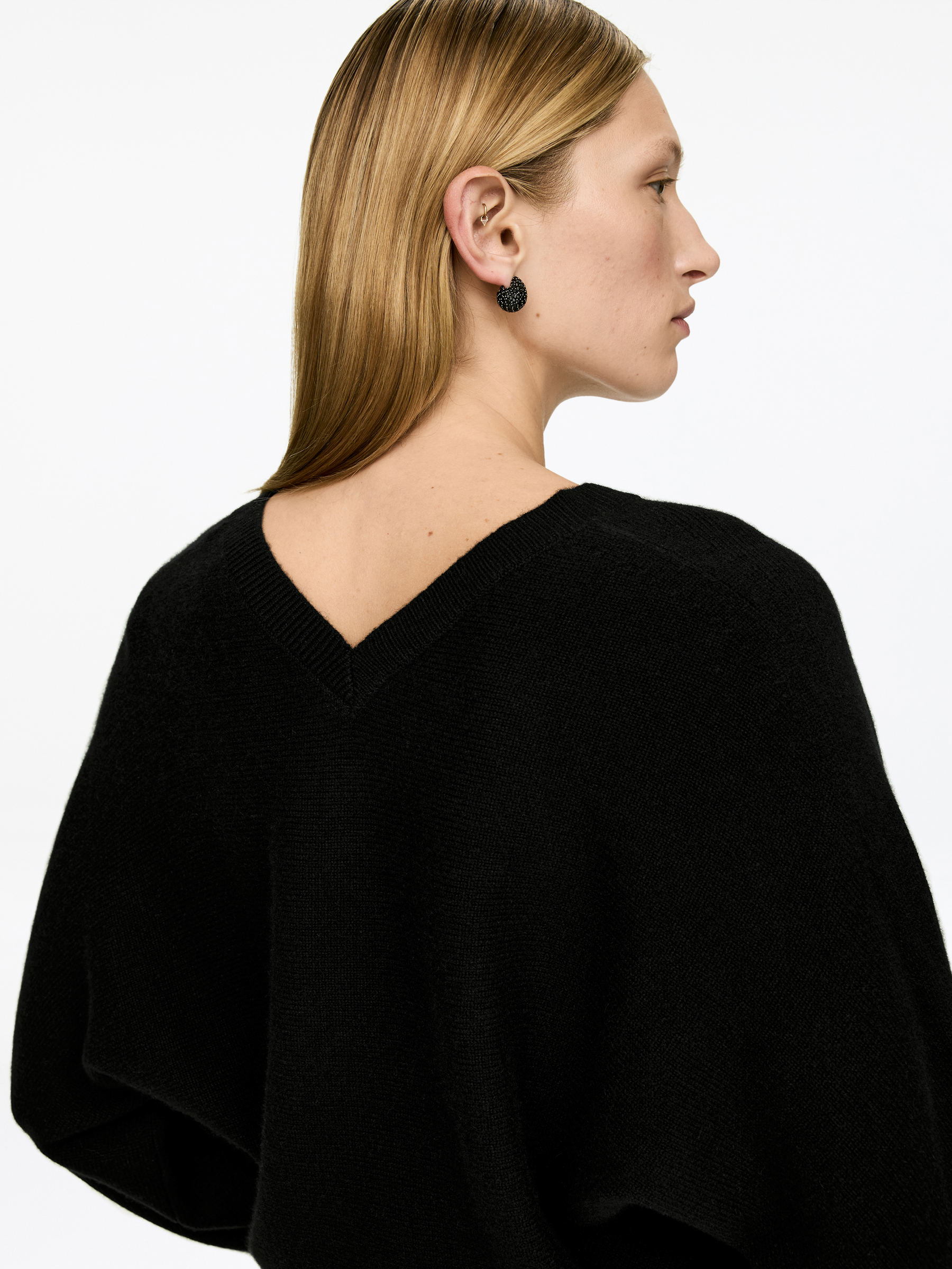 Pure Cashmere V-Neck Jumper - Black - Regular fit - Women - StillMedia/Lookbook - 5