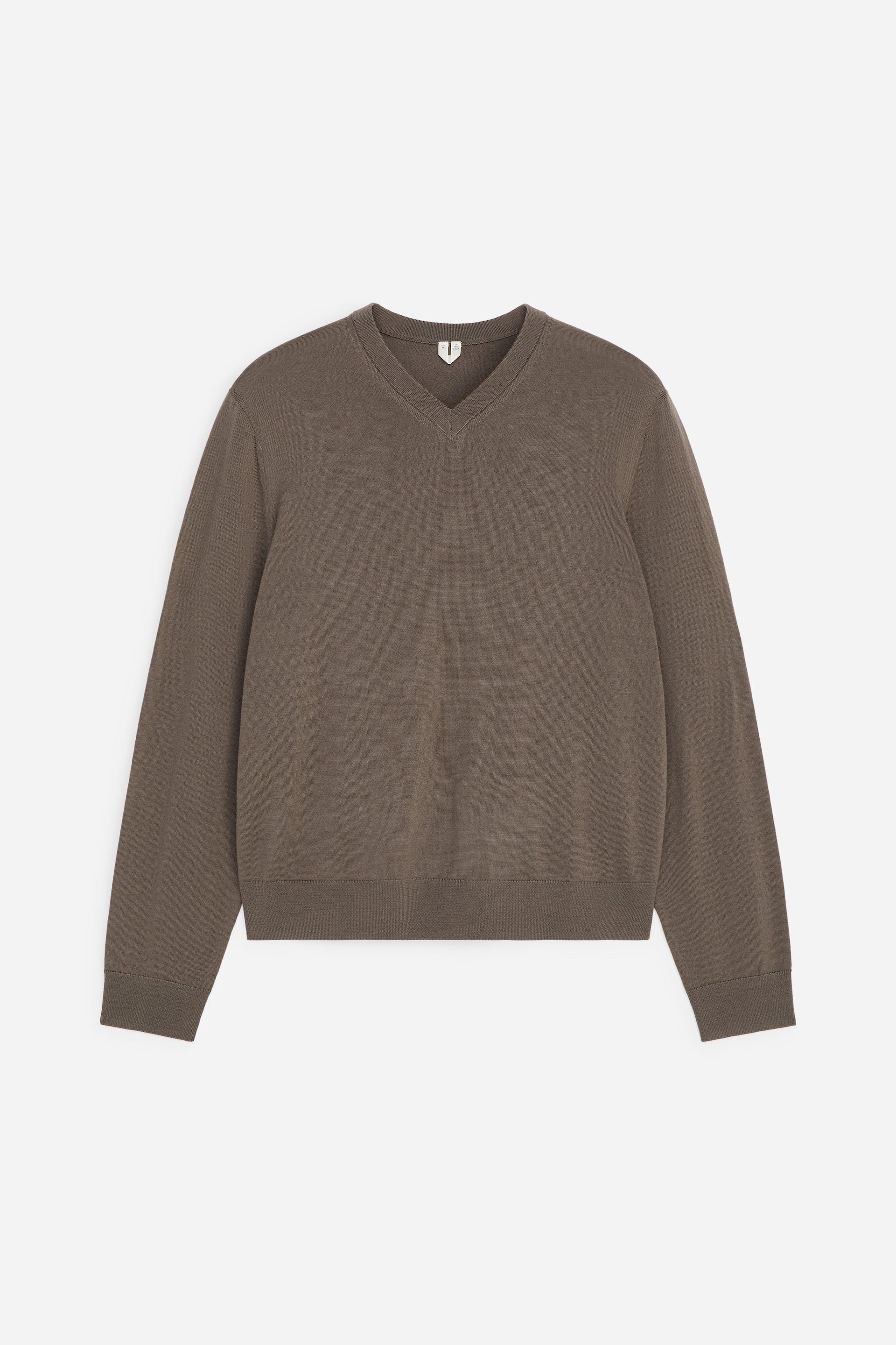 Visualizza l'immagine ingrandita: Un maglione marrone a maglia fine con scollo a V è presentato disteso, con maniche lunghe, polsini a coste e fondo a coste.