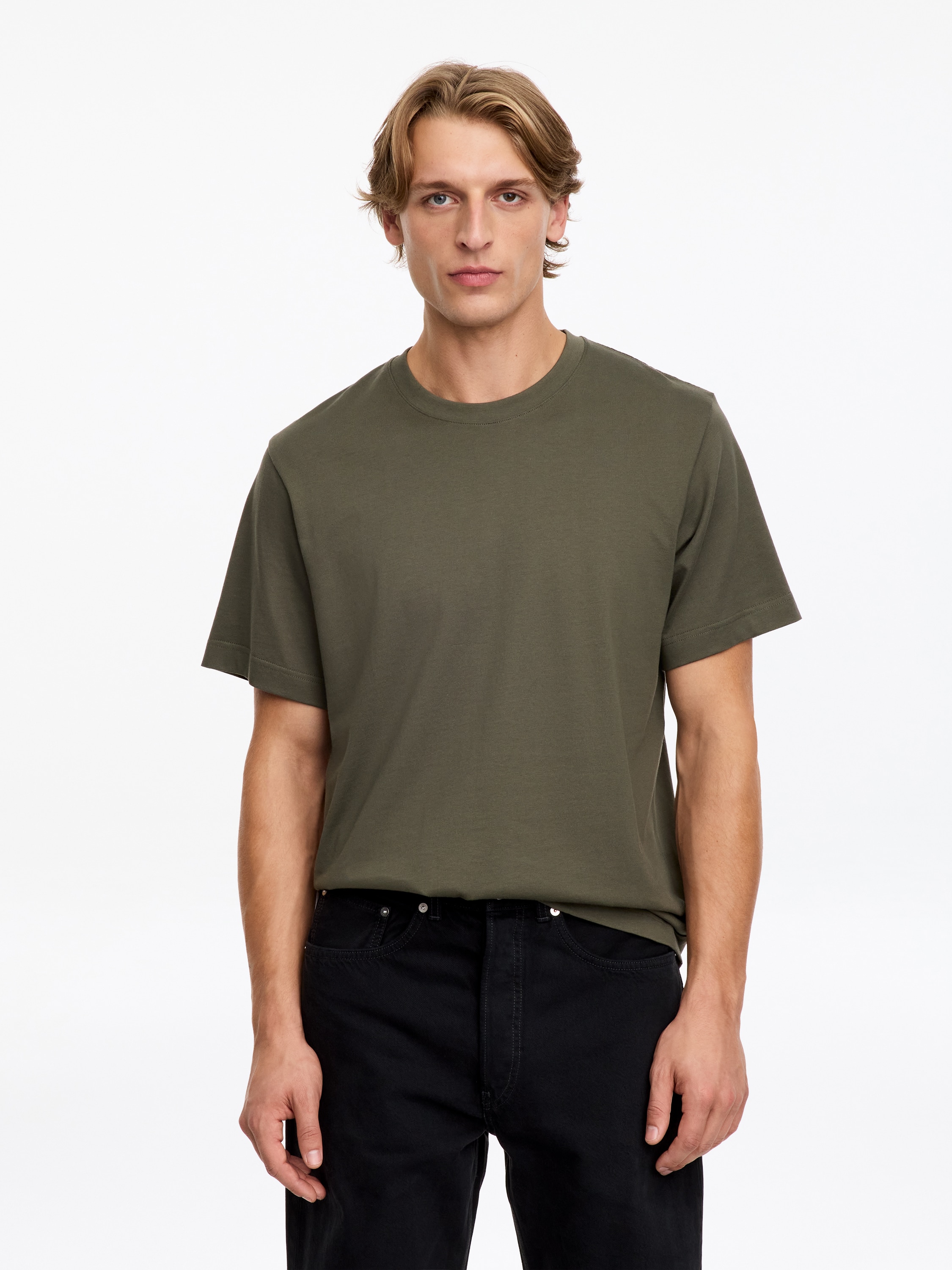 Un tricou verde mÄsliniu, cu mÃ¢neci scurte Èi guler rotund, este prezentat din faÈÄ, evidenÈiind o croialÄ relaxatÄ, un guler ribat Èi un tiv drept, curat.