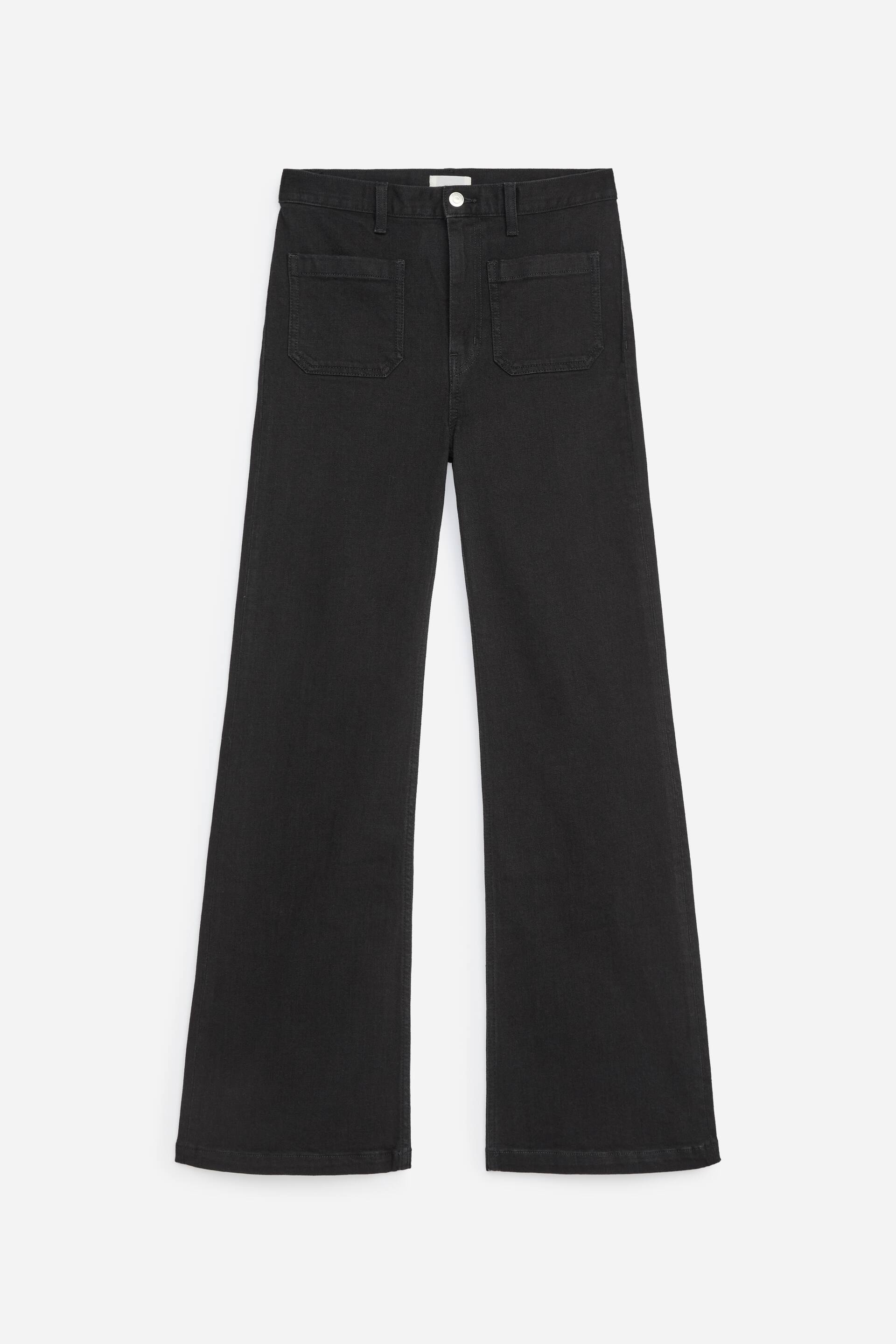 Agrandir l'image: Une paire de jeans noirs à jambes larges est présentée de face, avec une taille haute munie de passants de ceinture, une fermeture à bouton argenté et deux grandes poches plaquées carrées sur le devant au niveau des hanches. Le tissu denim descend en une silhouette évasée à jambes larges, avec des ourlets à finition nette.