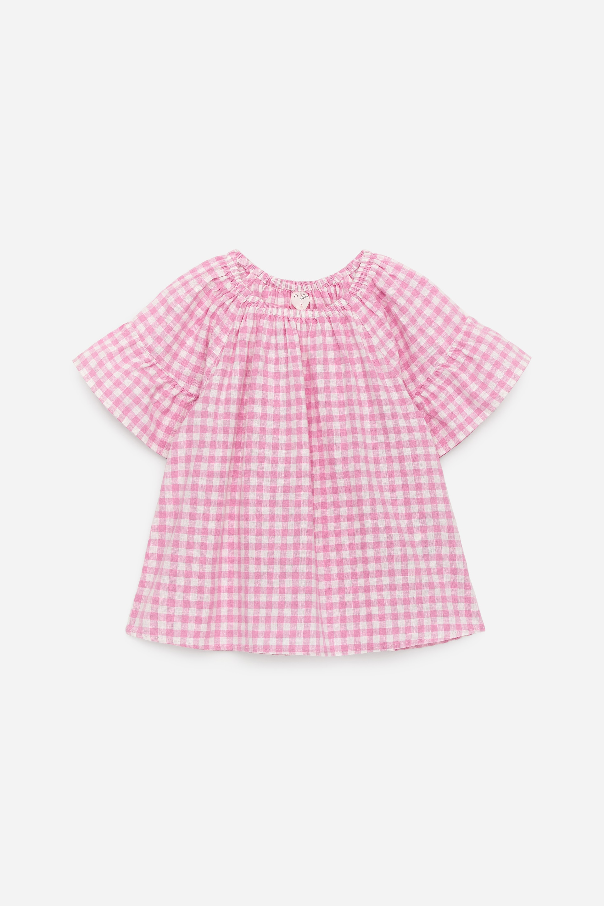 Größeres Bild anzeigen: Das rosa-weiße Karo-Oberteil präsentiert sich von vorne und zeichnet sich durch eine lockere Passform aus. Es ist mit einem elastischen Halsausschnitt gestaltet, der sanfte Raffungen erzeugt, und die Ärmel sind mit gerüschten, gerafften Kanten versehen.