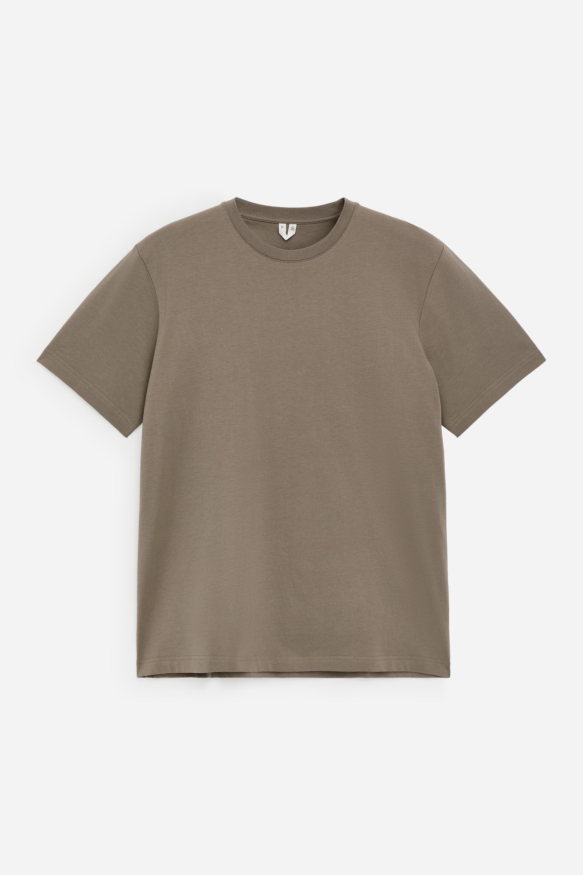Ver imagen más grande: Una camiseta marrón caqui se muestra desde el frente, con un clásico cuello redondo y ribete 1x1. Presenta un ajuste regular con mangas ligeramente más cortas y ajustadas, y un corte entallado a lo largo del cuerpo. Está confeccionada con un suave tejido de punto jersey sencillo.