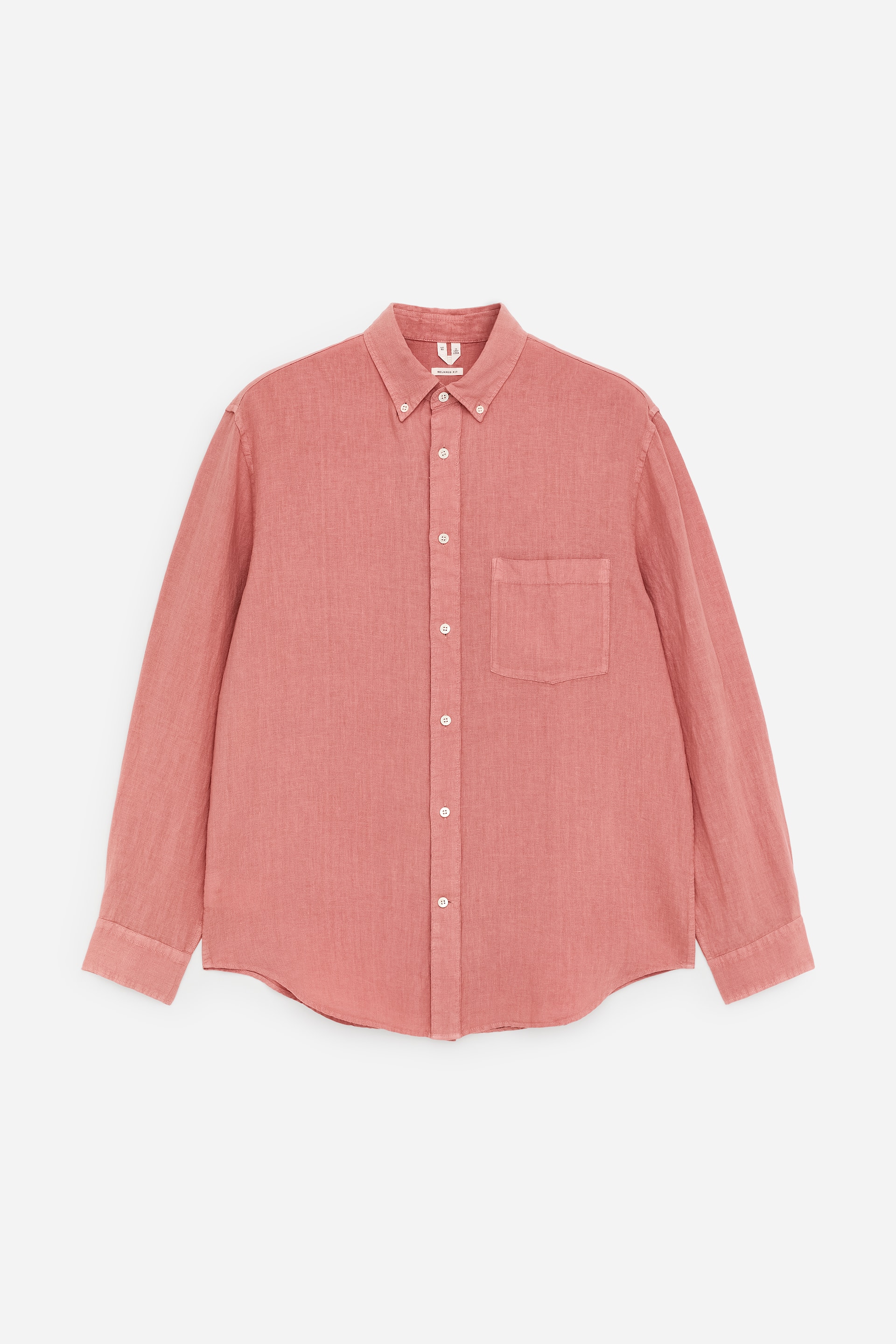 Agrandir l'image: Une chemise en lin teintée en pièce d'une teinte rose-rougeâtre est présentée de face, affichant une coupe décontractée, un col boutonné, une poche poitrine unique à gauche, un ourlet arrondi et des poignets boutonnés.