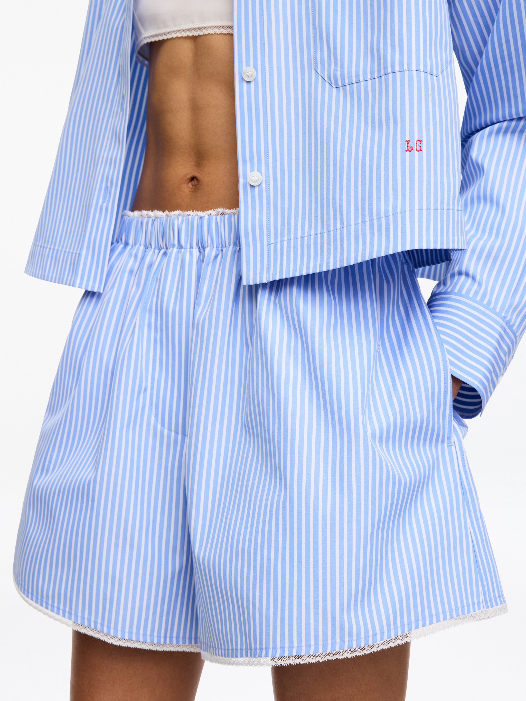 Shorts con ribete de encaje ARKET y Laila Gohar - Azul/blanco - Corte holgado - Women - StillMedia/Lookbook - 3