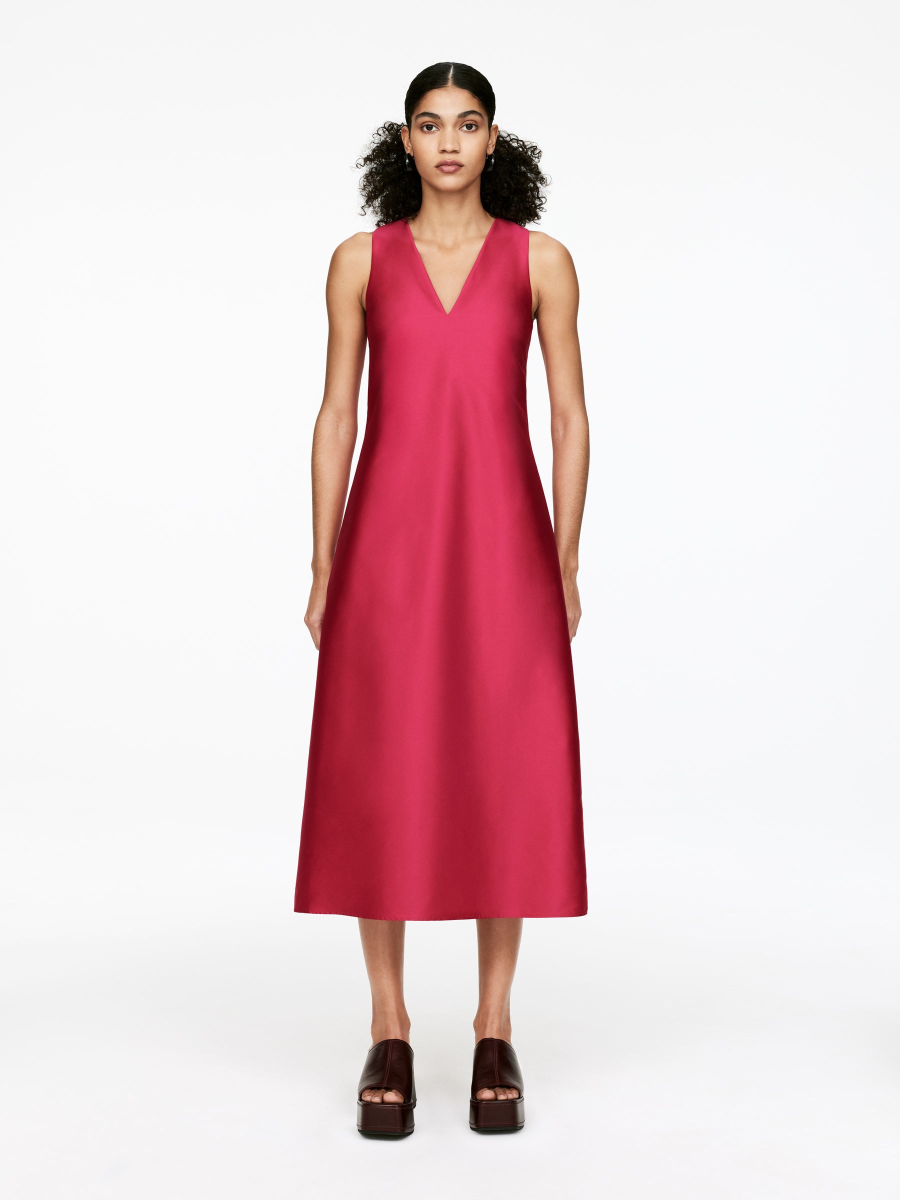 Sculptural V-Neck Dress - Raspberry Red - Regular fit - Women - StillMedia/Lookbook - 4