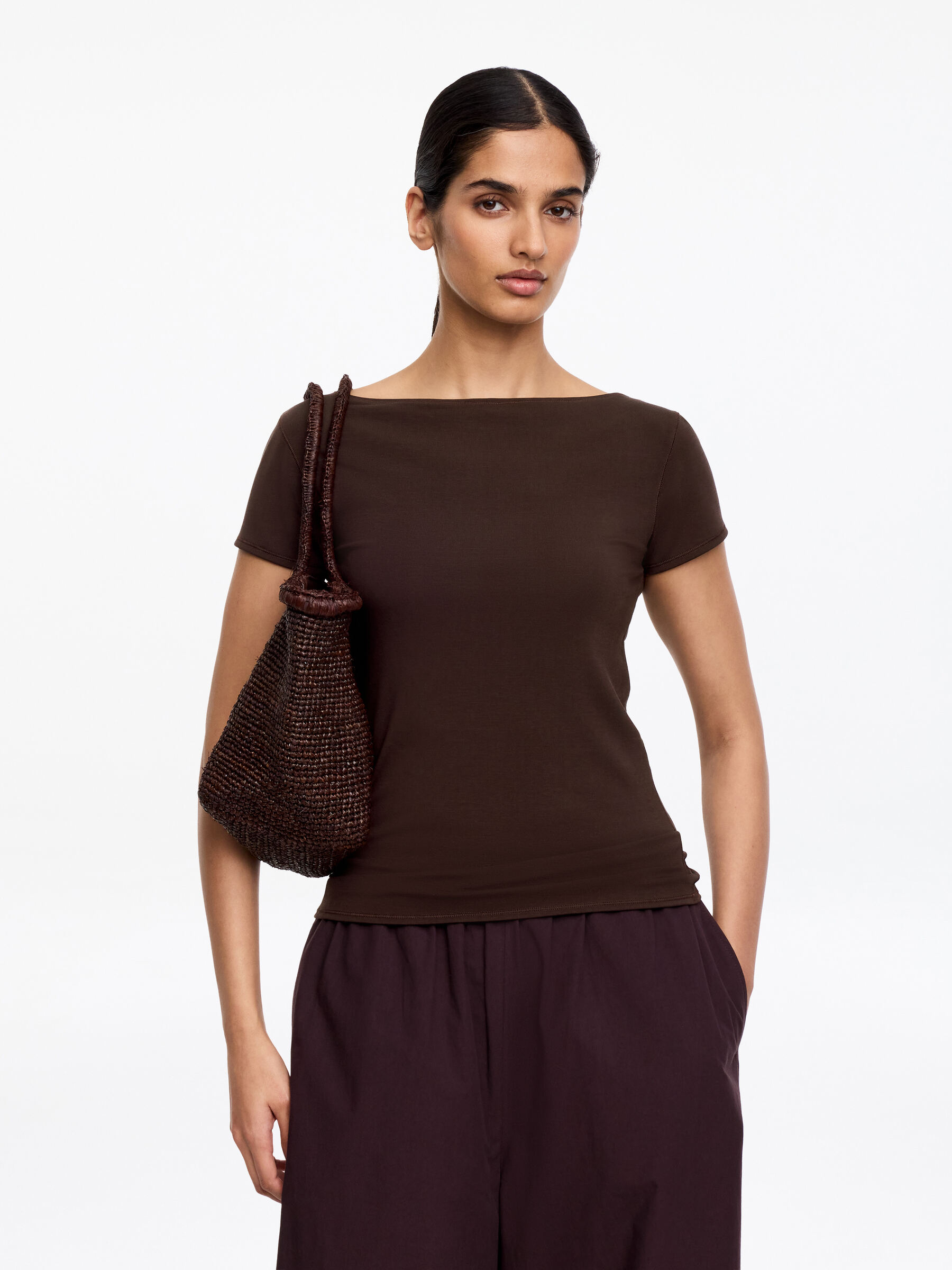 T-Shirt mit U-Boot-Ausschnitt - Dunkelbraun - Slim Fit - Women - StillMedia/Lookbook - 5