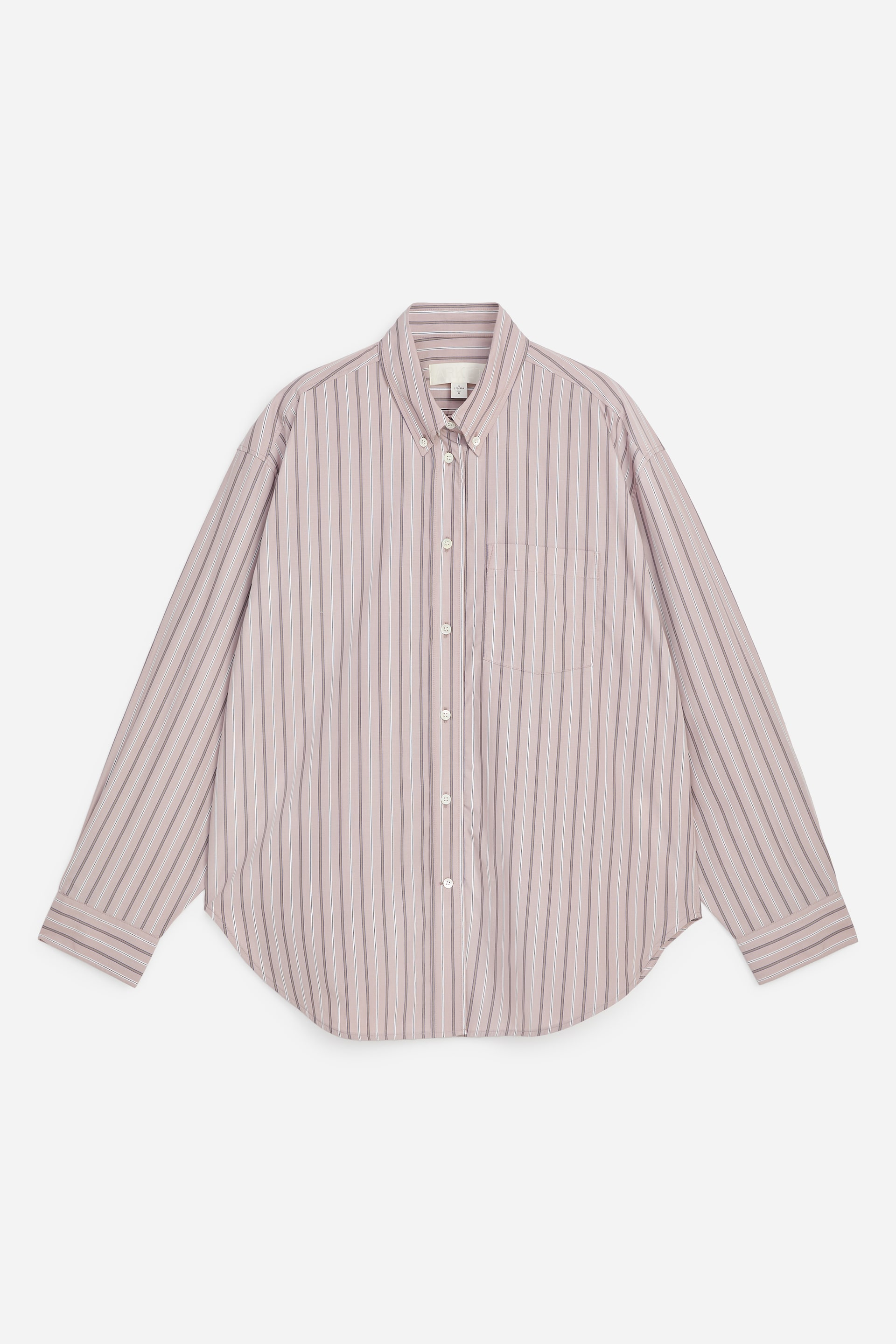 Ver imagen más grande: Se presenta de frente una camisa de corte regular con cierre de botones, con cuello abotonado, tapeta frontal completa con botones blancos y un único bolsillo de parche en el pecho. La camisa presenta un estampado de rayas verticales blancas y marrones sobre una base rosa claro.