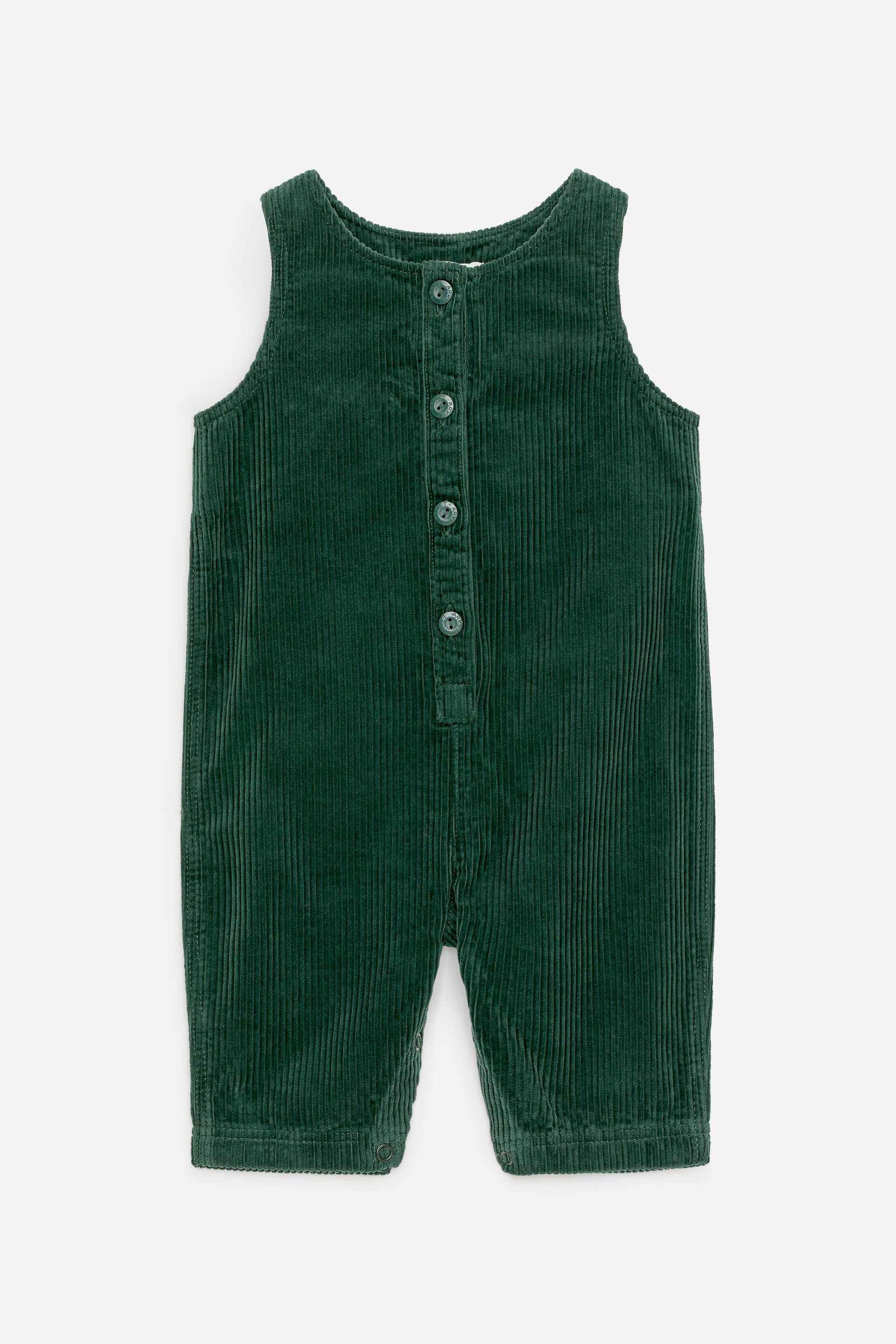 Grotere afbeelding bekijken: Een donkergroene babyromper van ribfluweel wordt FRONT gepresenteerd, met een mouwloos ontwerp en een ronde halslijn. Het heeft een centrale knoopsluiting met vijf bijpassende knopen en korte pijpopeningen met drukknoopsluitingen.