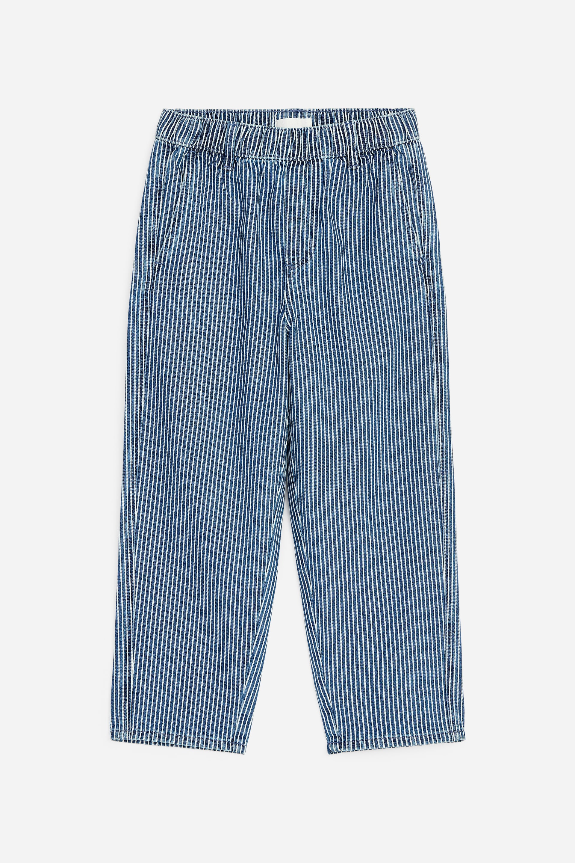 Visualizza immagine più grande: I pantaloni sono presentati in vista frontale, caratterizzati da un motivo a righe sottili blu e bianche. Sono progettati con una vita elasticizzata, tasche laterali visibili, una gamba affusolata e una lunghezza alla caviglia.
