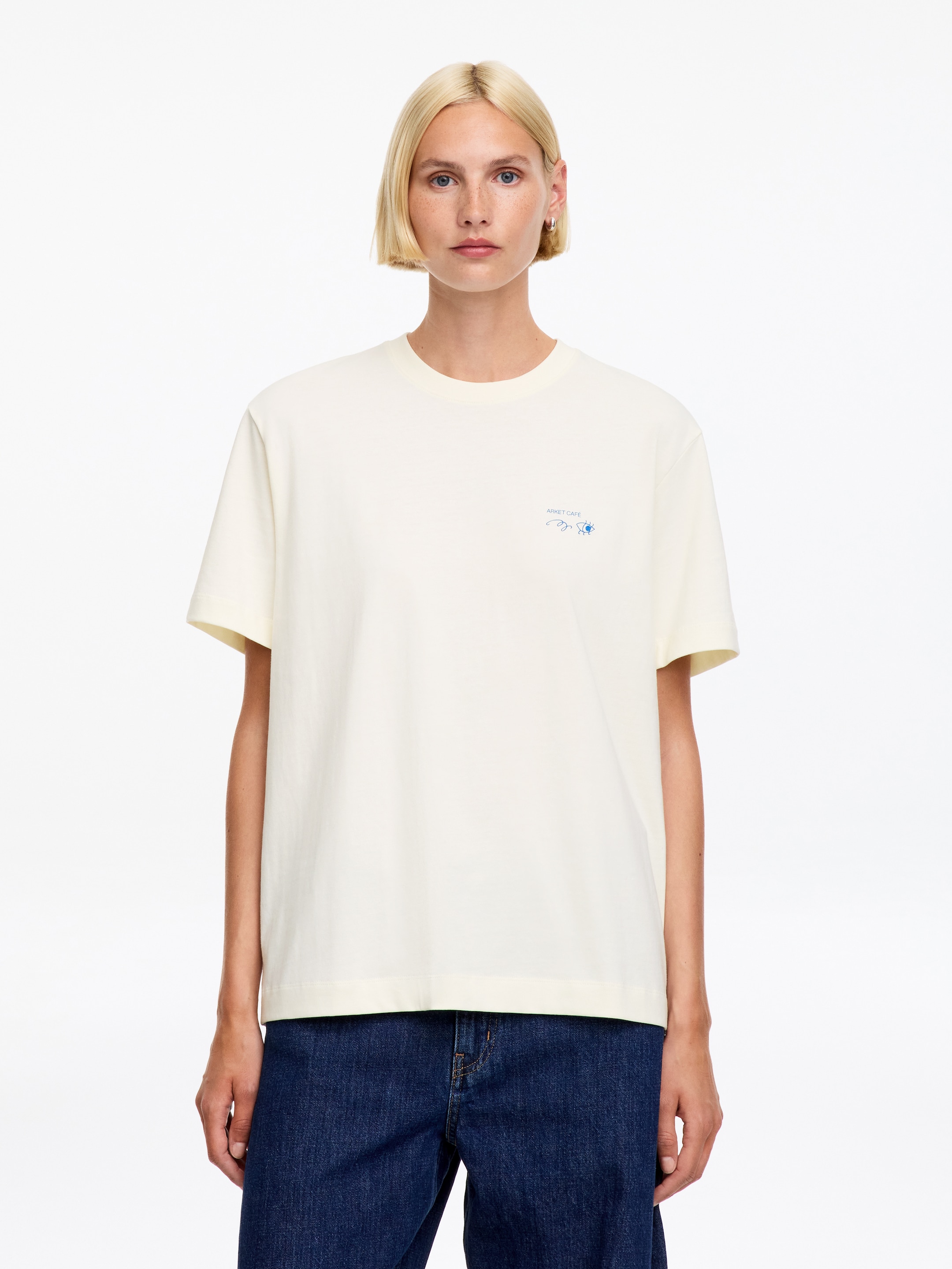 T-shirt imprimé ARKET CAFÉ - Blanc cassé/Bleu - Loose fit - Café - StillMedia/Lookbook - 10