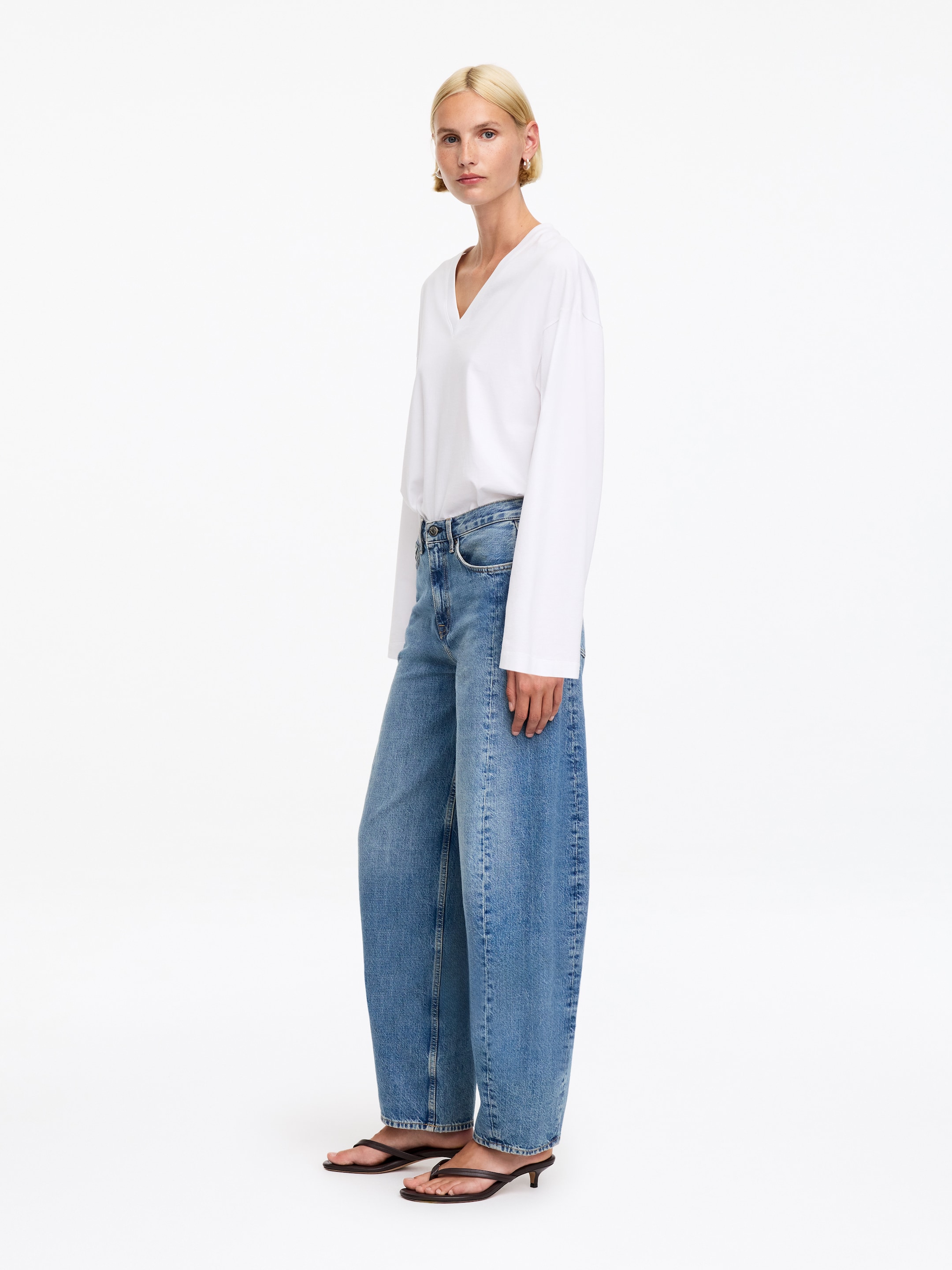 BLOOM Barrel Jeans - Mid Blue - Relaxed fit - Women - StillMedia/Lookbook - 9