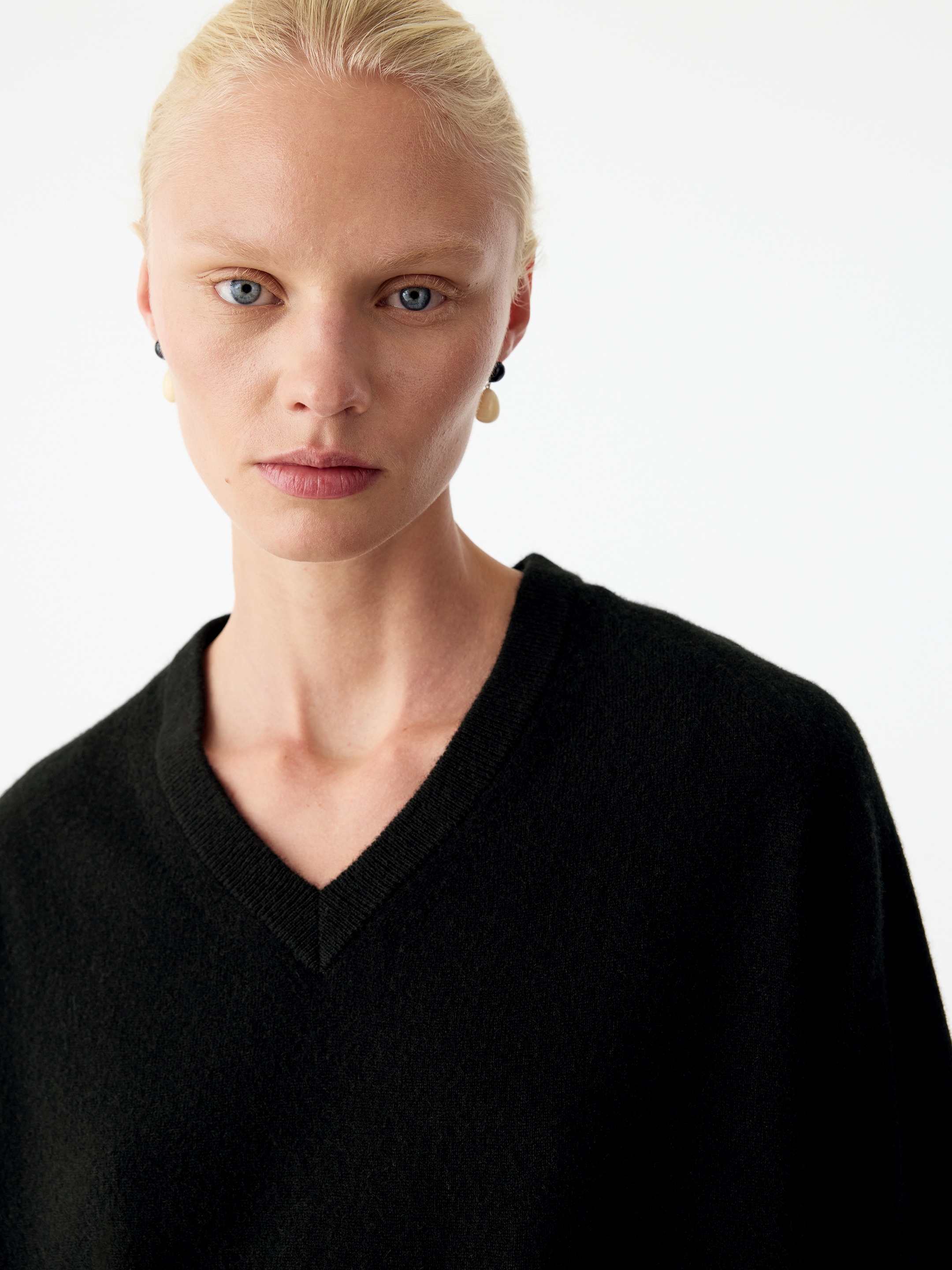 Maglione rilassato con scollo a V in cashmere - Nero - Loose fit - women - StillMedia/Lookbook - 5