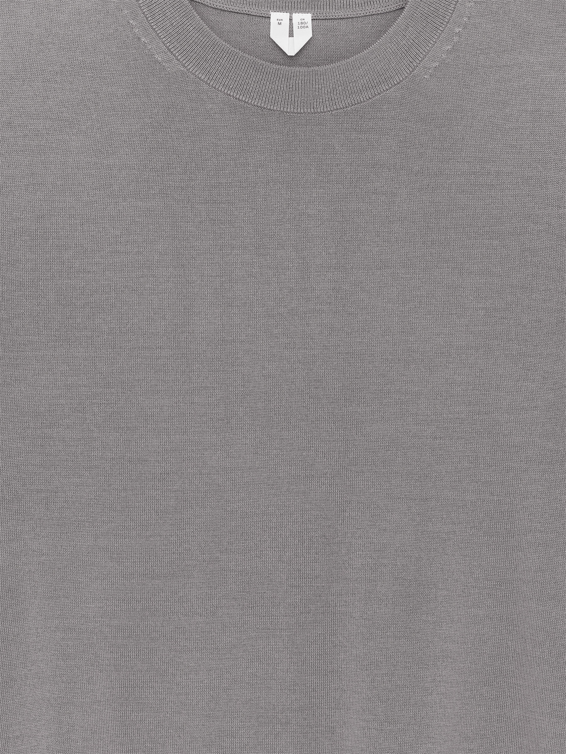 Pull en laine mérinos en maille fine - Taupe - Regular fit - Homme - StillMedia/DescriptiveStillLife - 2