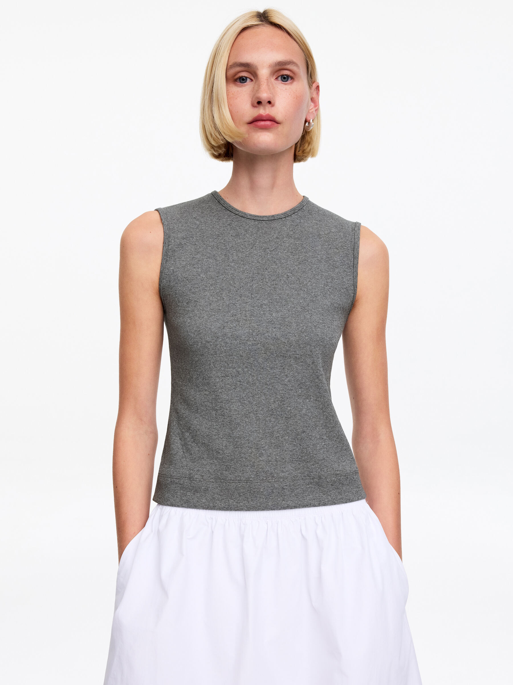 Koszulka bez rękawów w prążki - Szary - Wąski fason - Women - StillMedia/Lookbook - 10