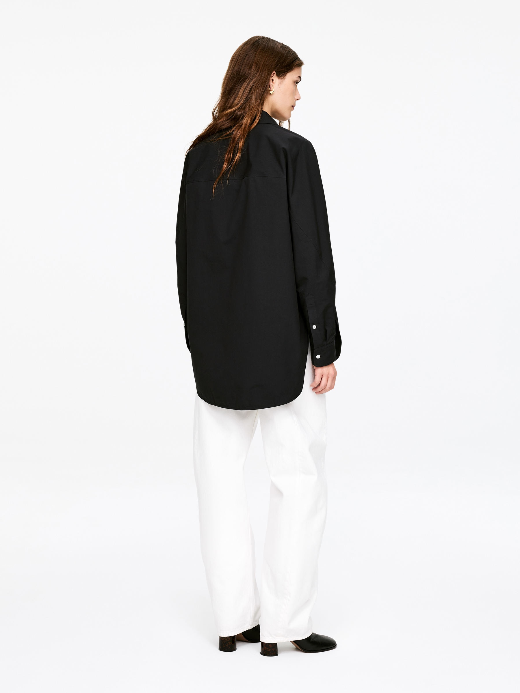 Curved Slit Shirt - Black - Loose fit - Women - StillMedia/Lookbook - 3