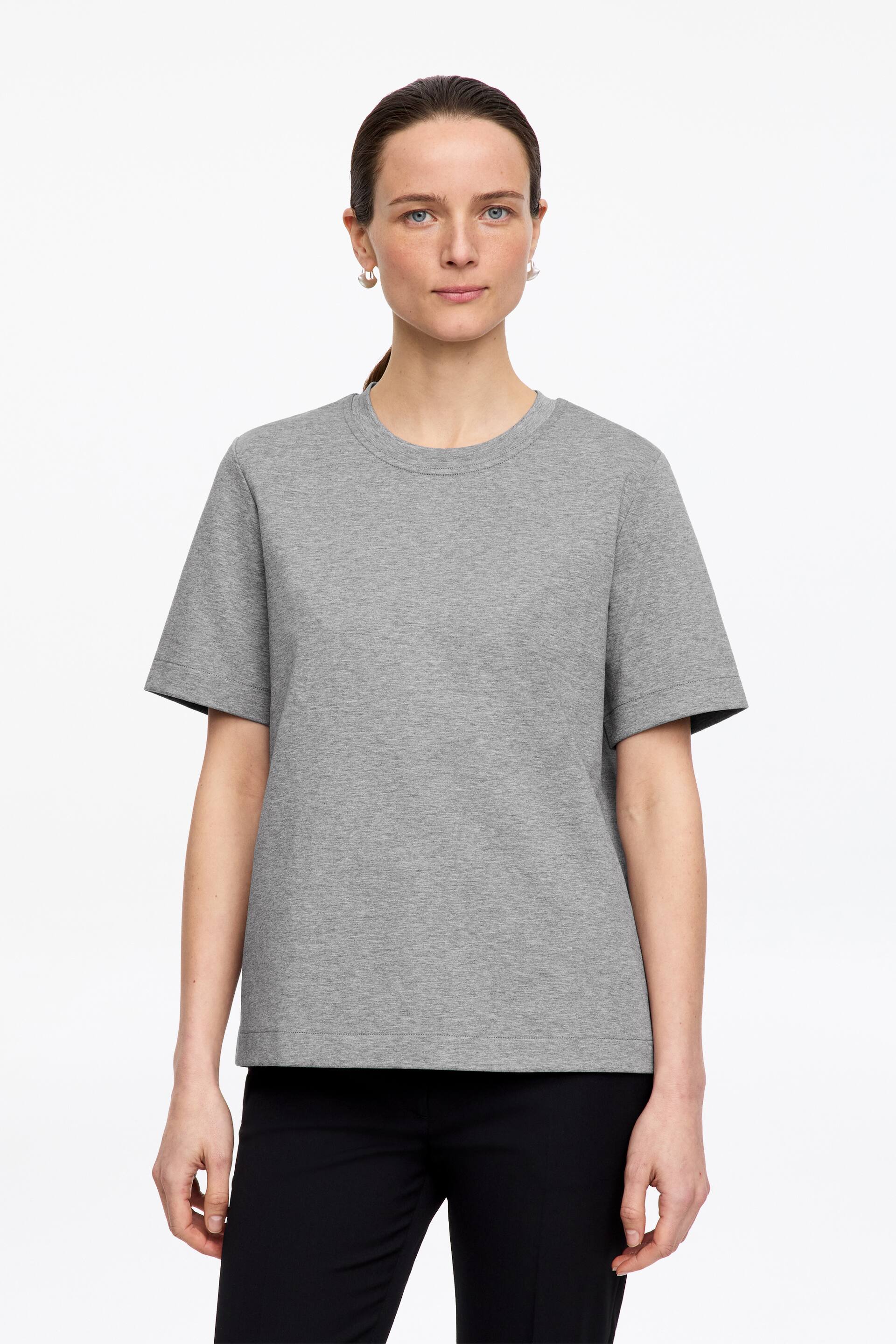 Ingrandisci l'immagine: Una t-shirt grigio mélange presenta un collo a giro, maniche corte e un orlo dritto. Mostra una vestibilità rilassata e una texture in maglia jersey.