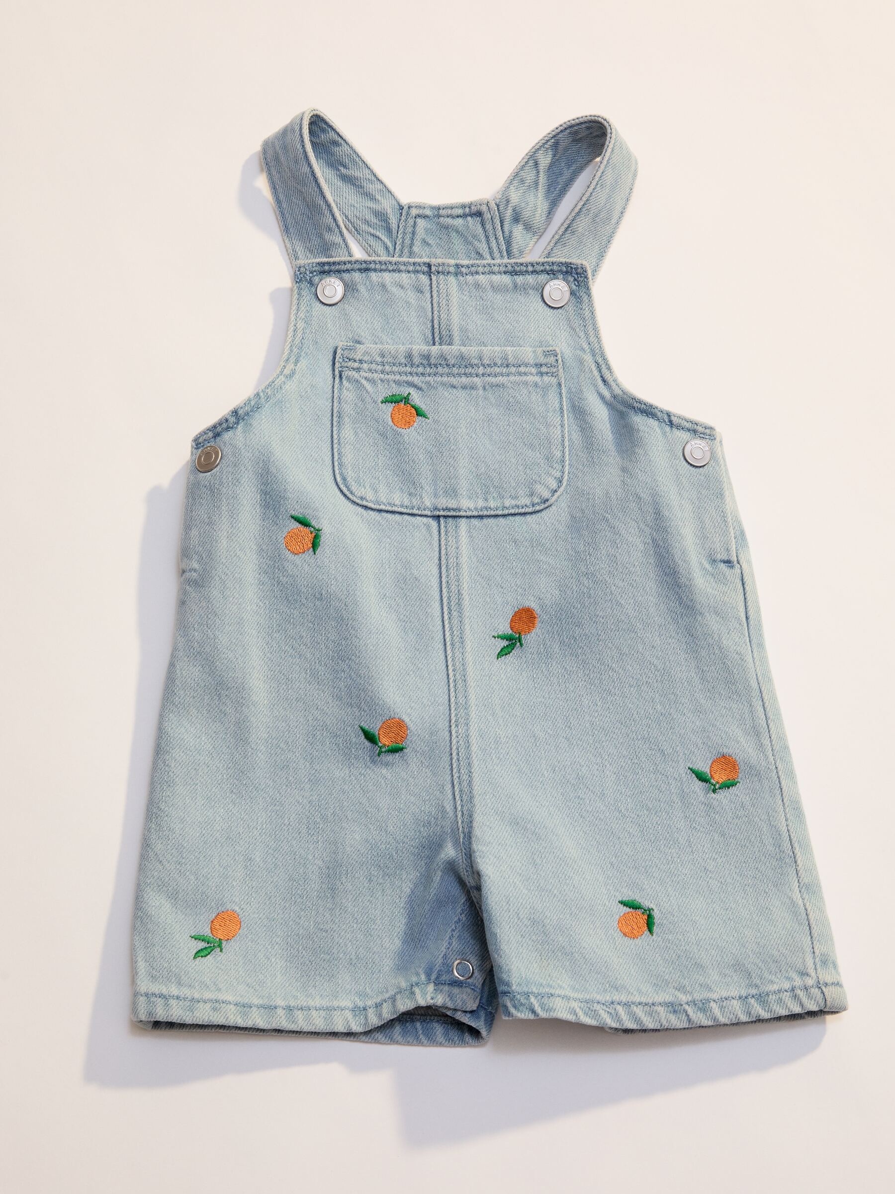 Short salopette en denim brodé - Bleu/Oranges - Regular fit - Enfant - StillMedia/Environmental - 1