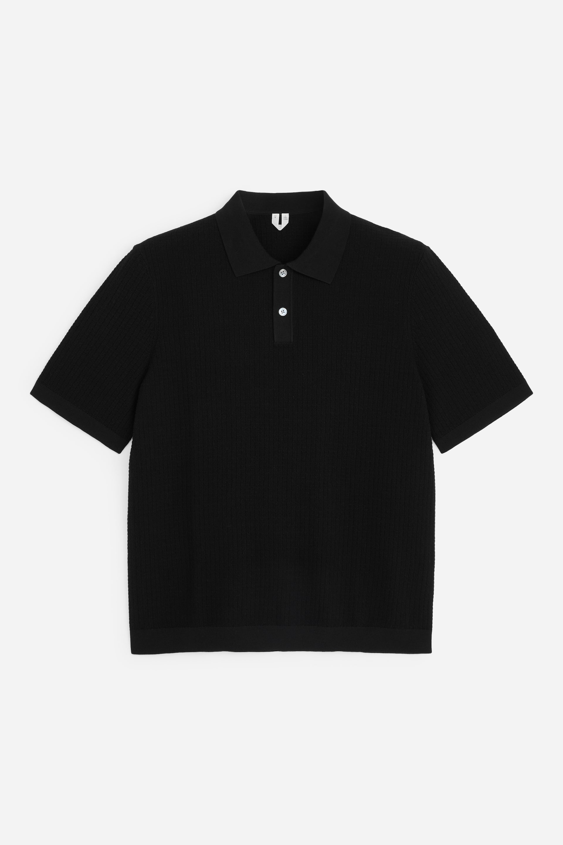 Grotere afbeelding bekijken: Een zwarte gebreide poloshirt toont een gestructureerde mossteek over het hele lichaam en de korte mouwen, gepresenteerd vanaf de voorkant. Het heeft een klassieke polokraag, een half gesloten knoopsluiting met twee lichtgekleurde parelmoeren knopen, en geribbelde boorden en zoom.