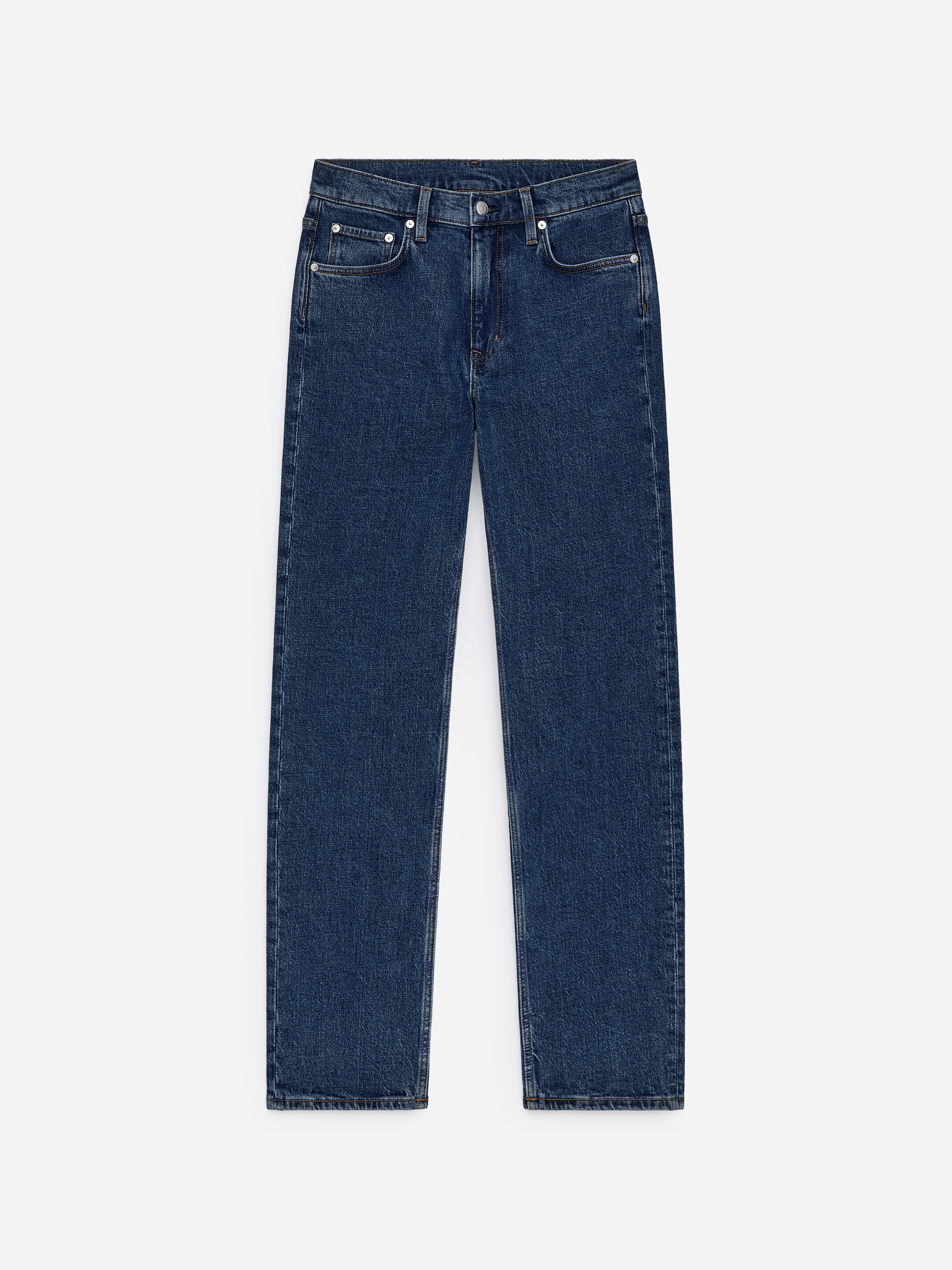 Visualizza immagine più grande: Un paio di jeans in denim blu scuro è presentato frontalmente, con chiusura a bottone e cerniera, tasche anteriori curve, un taschino portamonete e passanti per cintura intorno alla vita. I jeans presentano un taglio a gamba dritta.