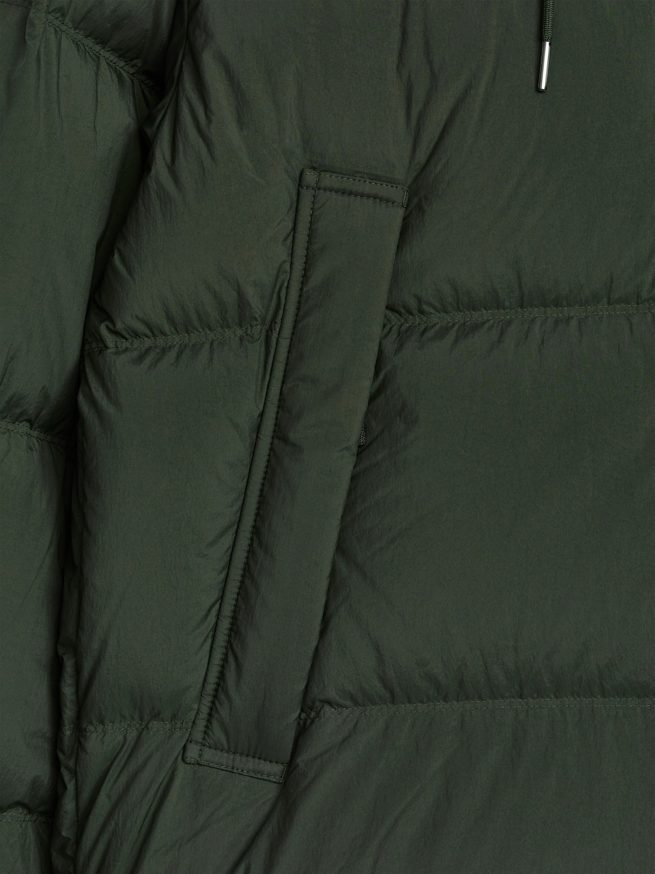 Vezi imaginea mai mare: Upcycled Down Puffer Jacket - Verde închis - BĂRBAŢI | H&M RO 7