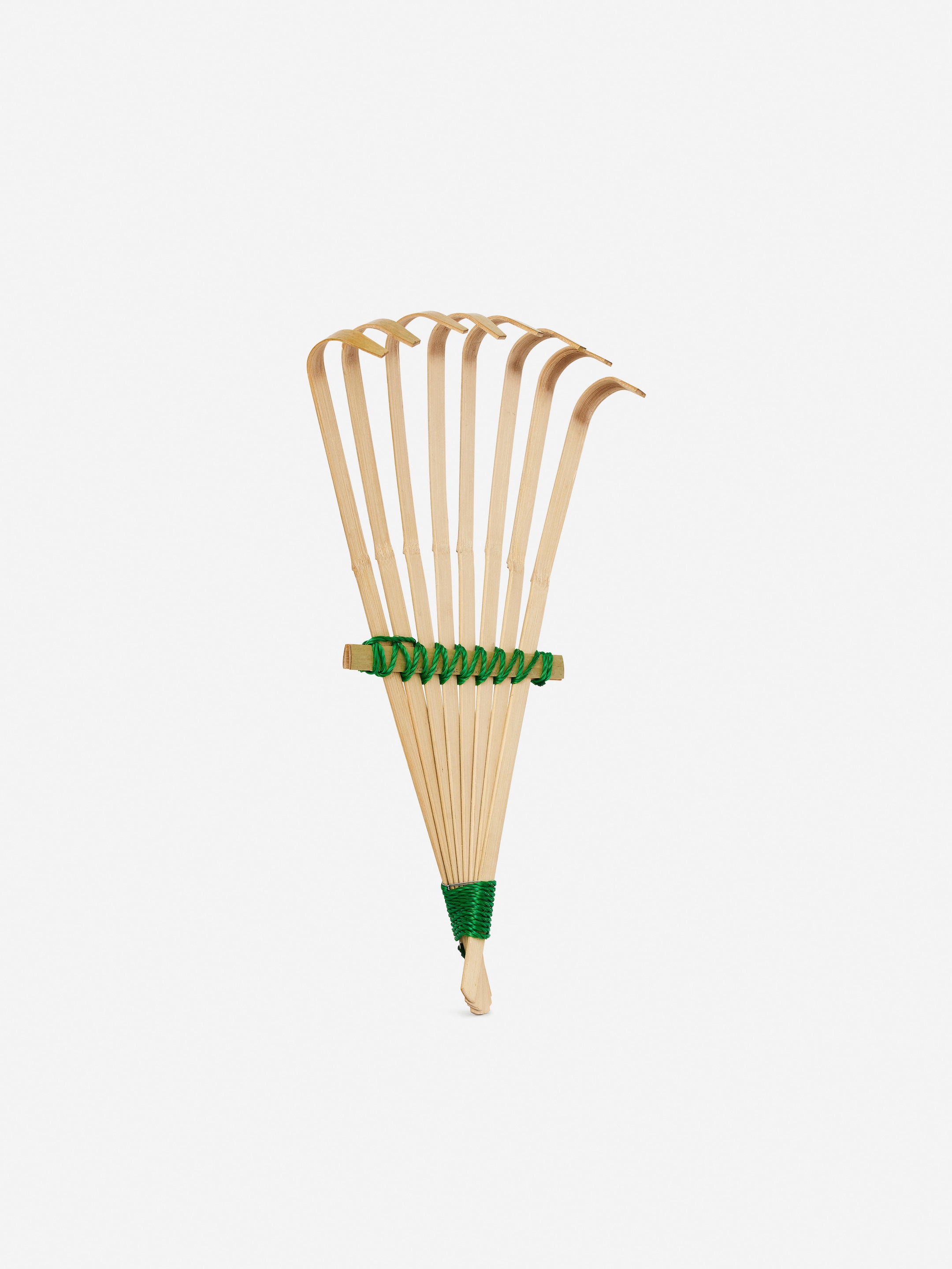 Niwaki Bamboo Hand Rake - Beige/Green - Homeware - StillMedia/DescriptiveStillLife - 1