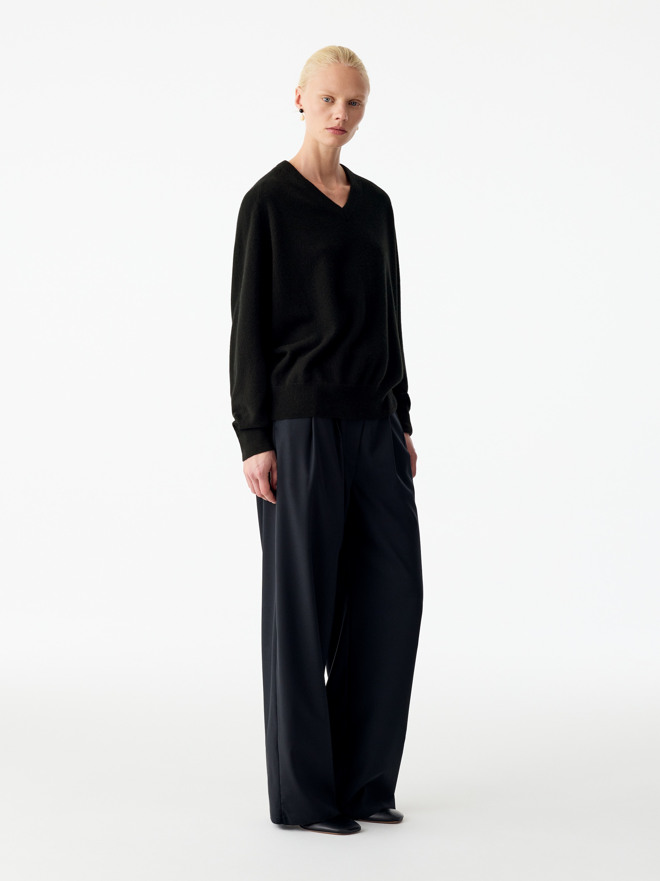 Maglione rilassato con scollo a V in cashmere - Nero - Loose fit - women - StillMedia/Lookbook - 2