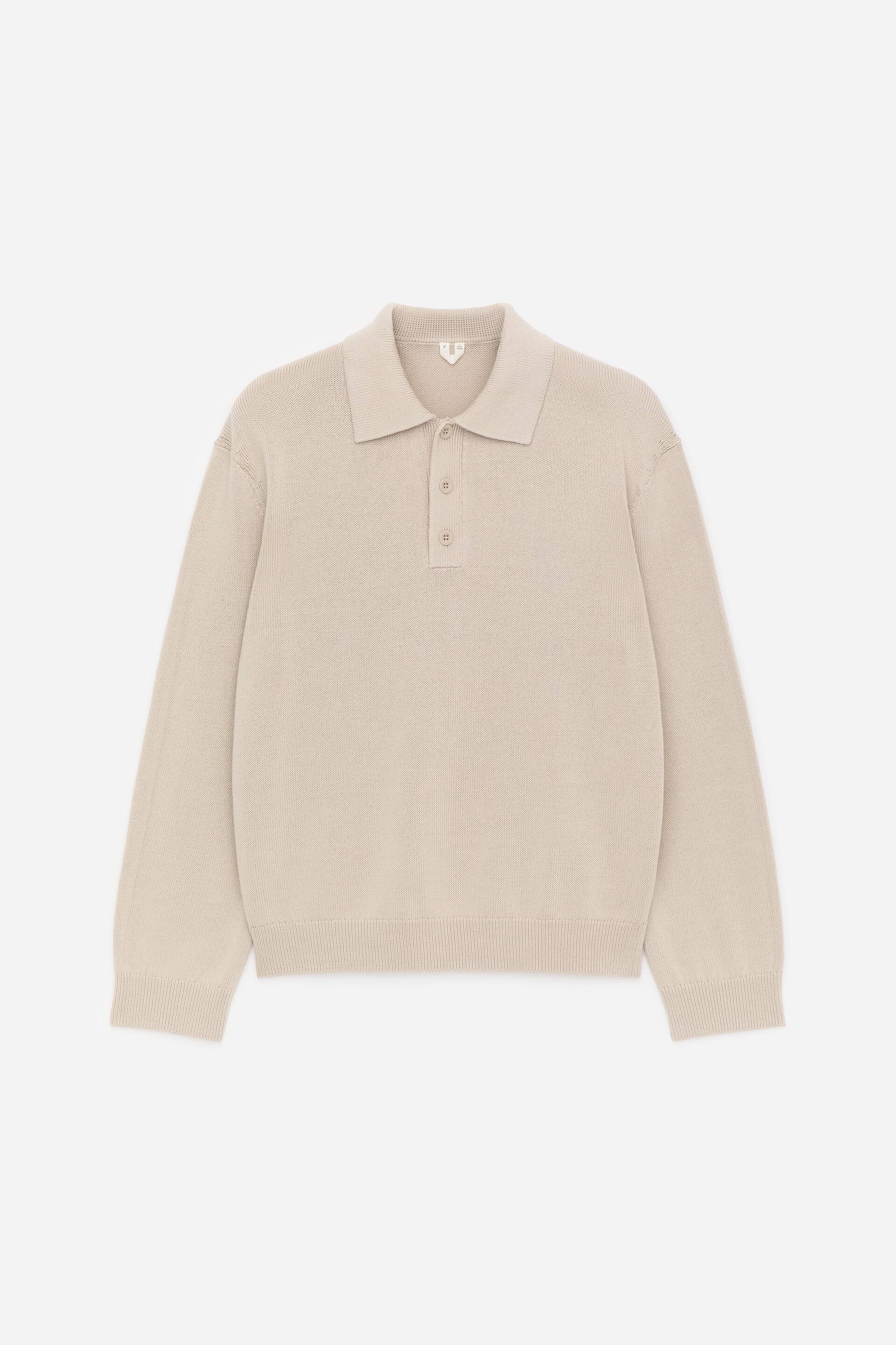 Vezi imaginea mai mare: Un tricou polo bej, tricotat fin, își prezintă partea din față, având un guler clasic de polo și o deschidere parțială cu trei nasturi. Acesta se remarcă printr-o croială lejeră și un finisaj neted, fiind detaliat cu manșete și tiv tricotate cu nervuri.
