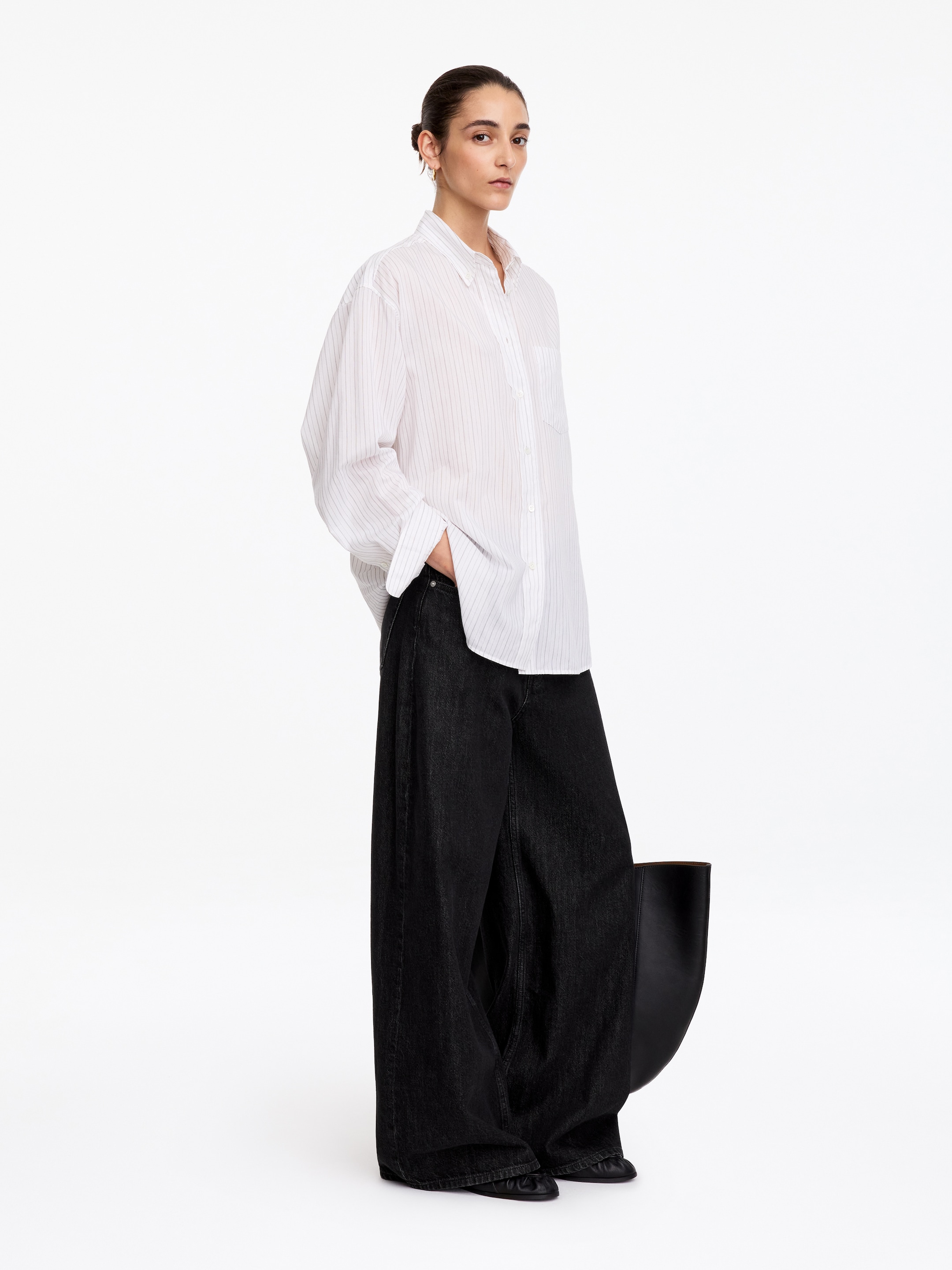 CEDAR Oversized Wide Jeans - Black - Oversized - women - StillMedia/Lookbook - 4