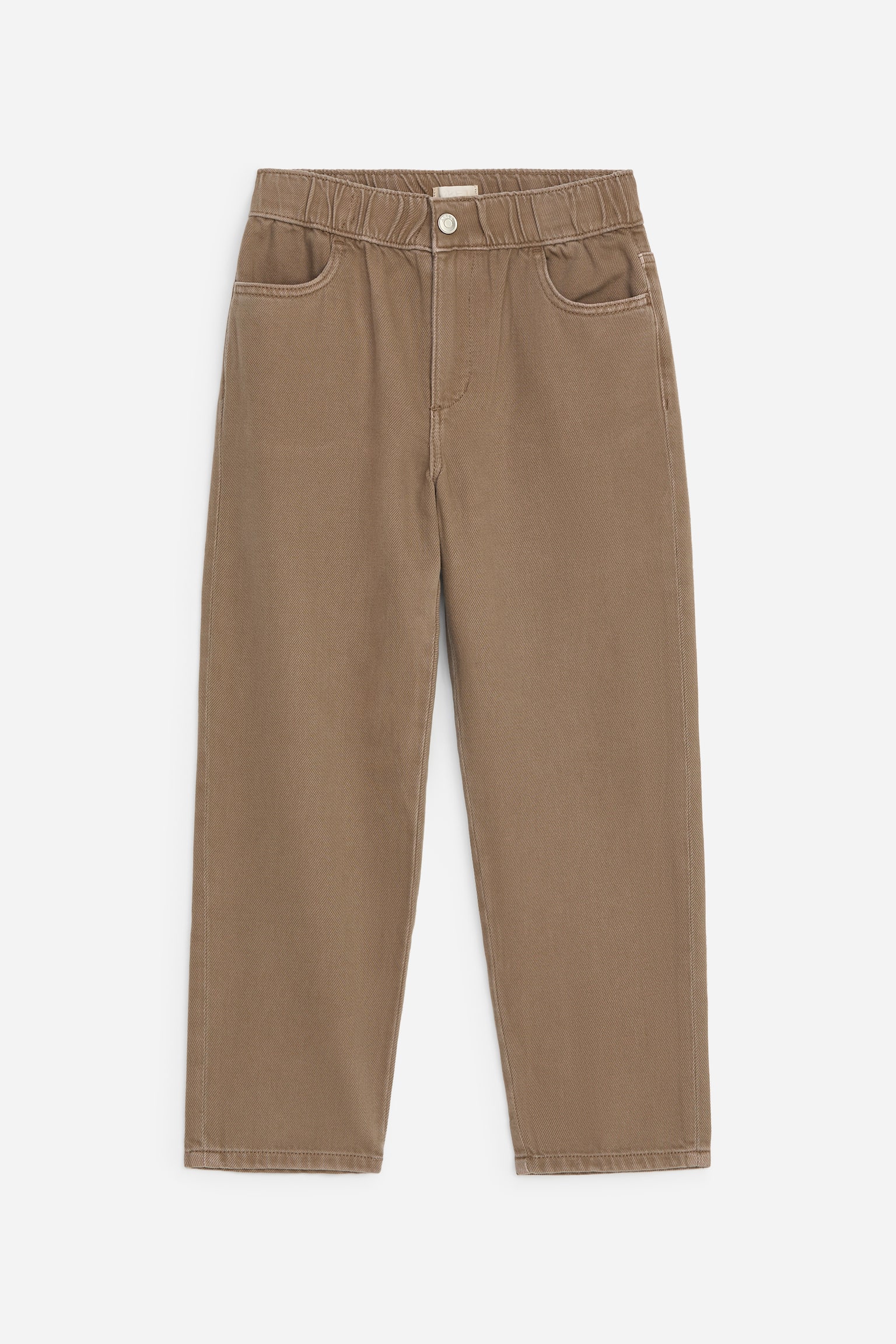 Un paio di pantaloni in denim marrone è visto frontalmente, mettendo in risalto una vita elasticizzata con chiusura centrale a bottone e due tasche frontali arrotondate. I pantaloni a gamba dritta mostrano una vestibilità comoda, con patta finta e orli cuciti.